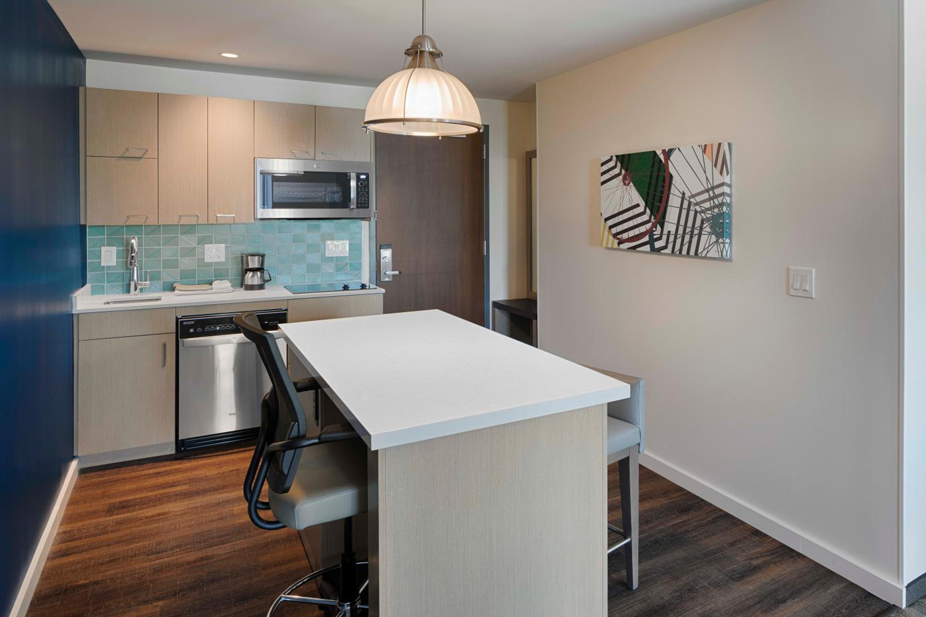 King Studio Suite with Kitchen and Sofa Bed - Photo 4