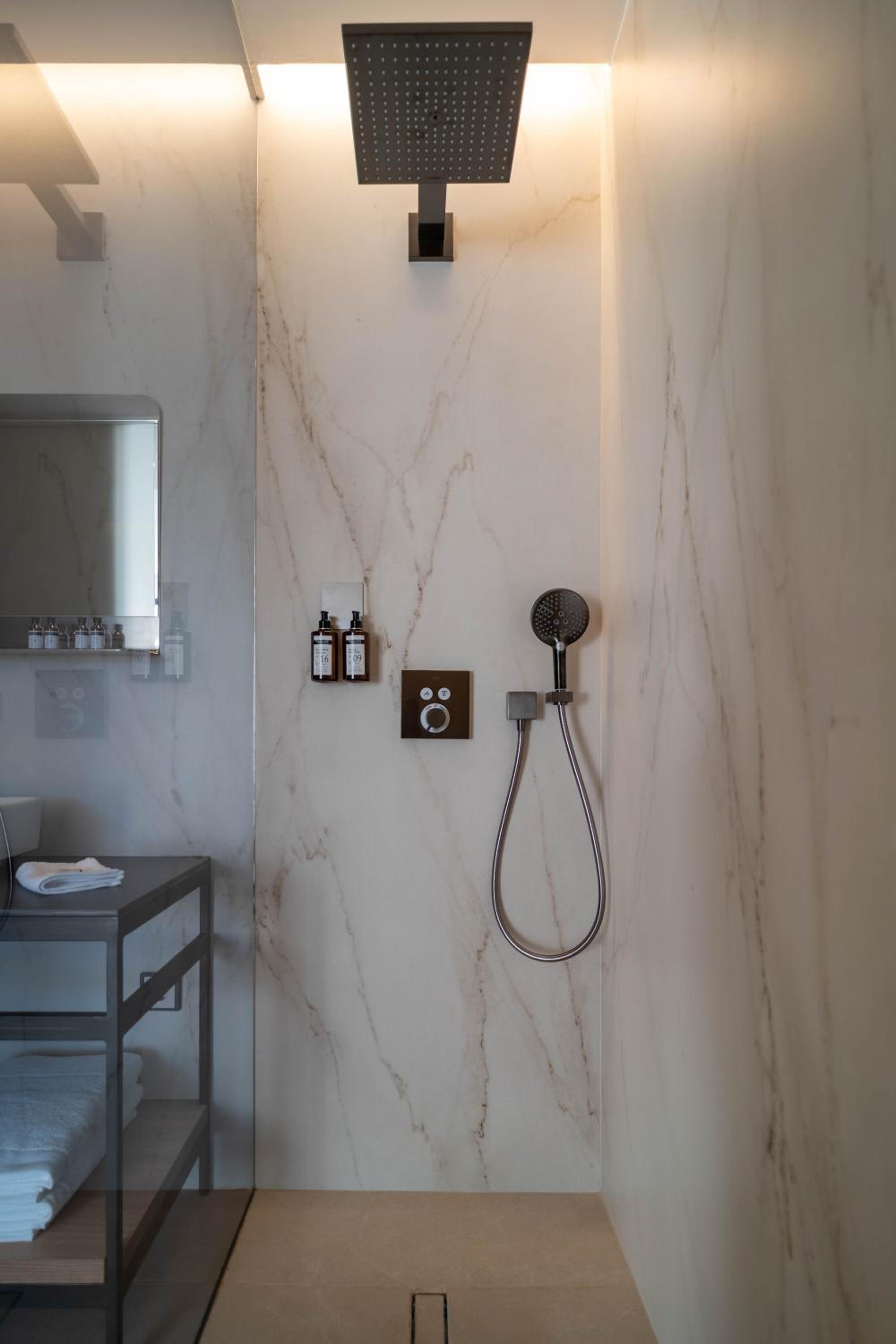 Suite with Spa Bath - Photo 10
