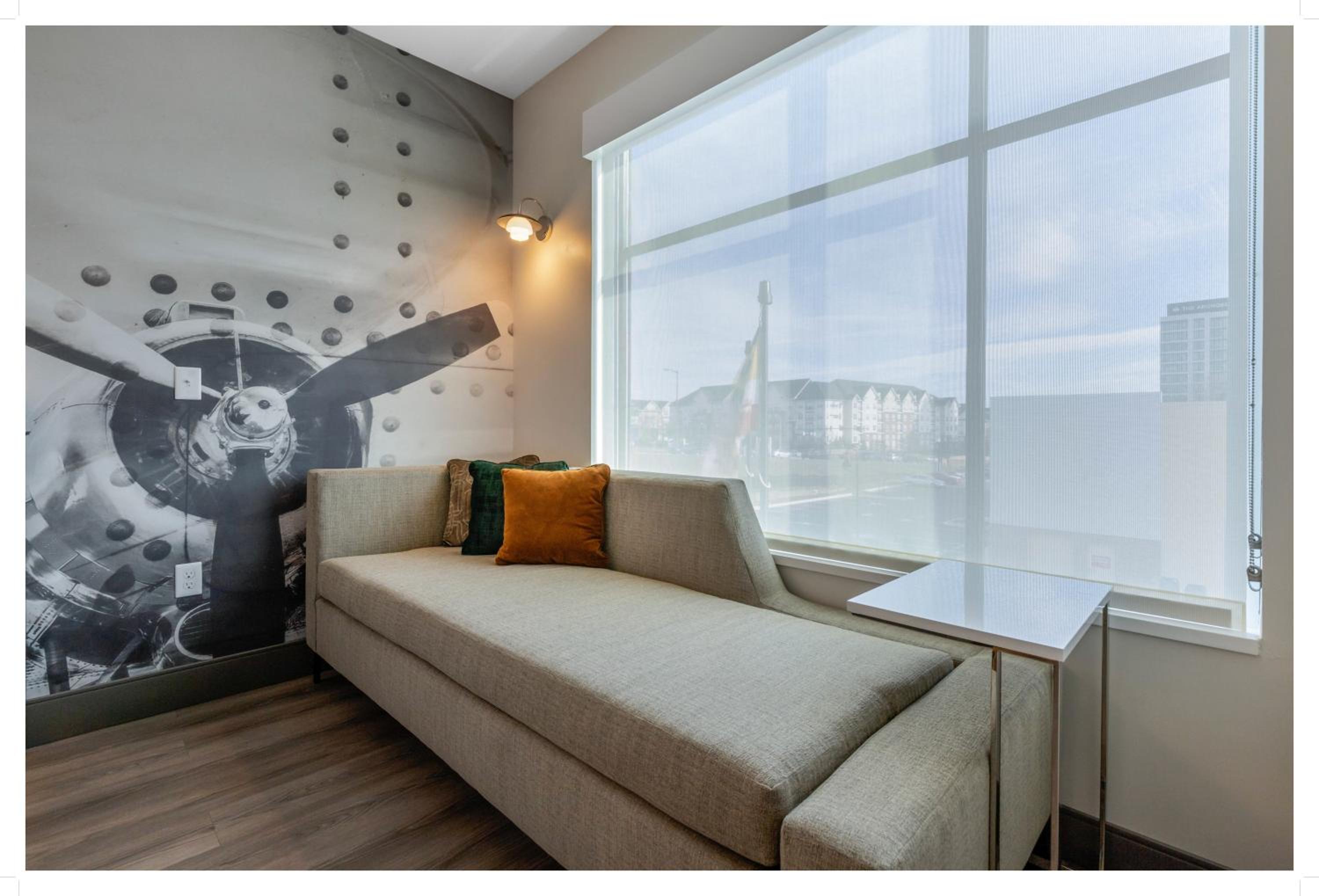 Standard King Room - Non-Smoking  - Photo 2