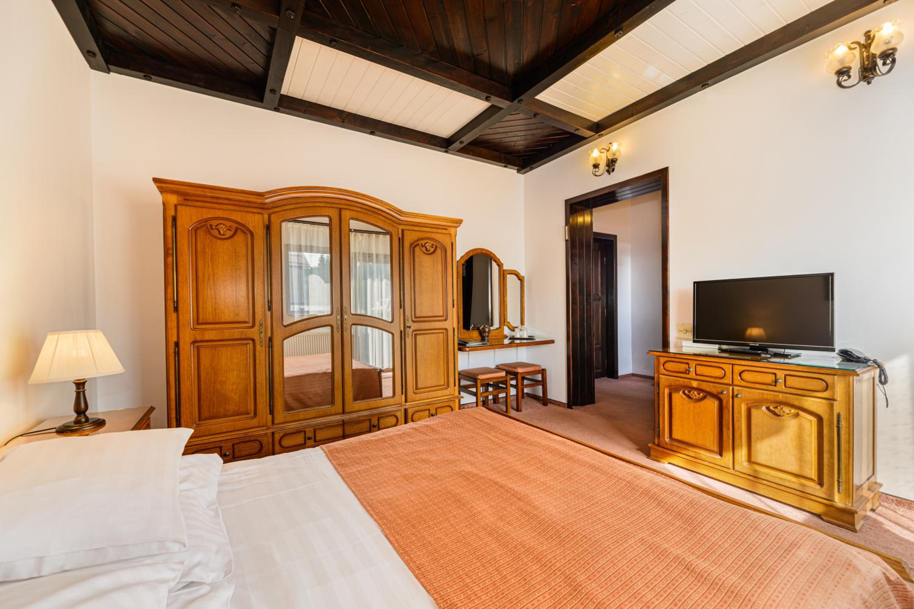 Double Room - Photo 7