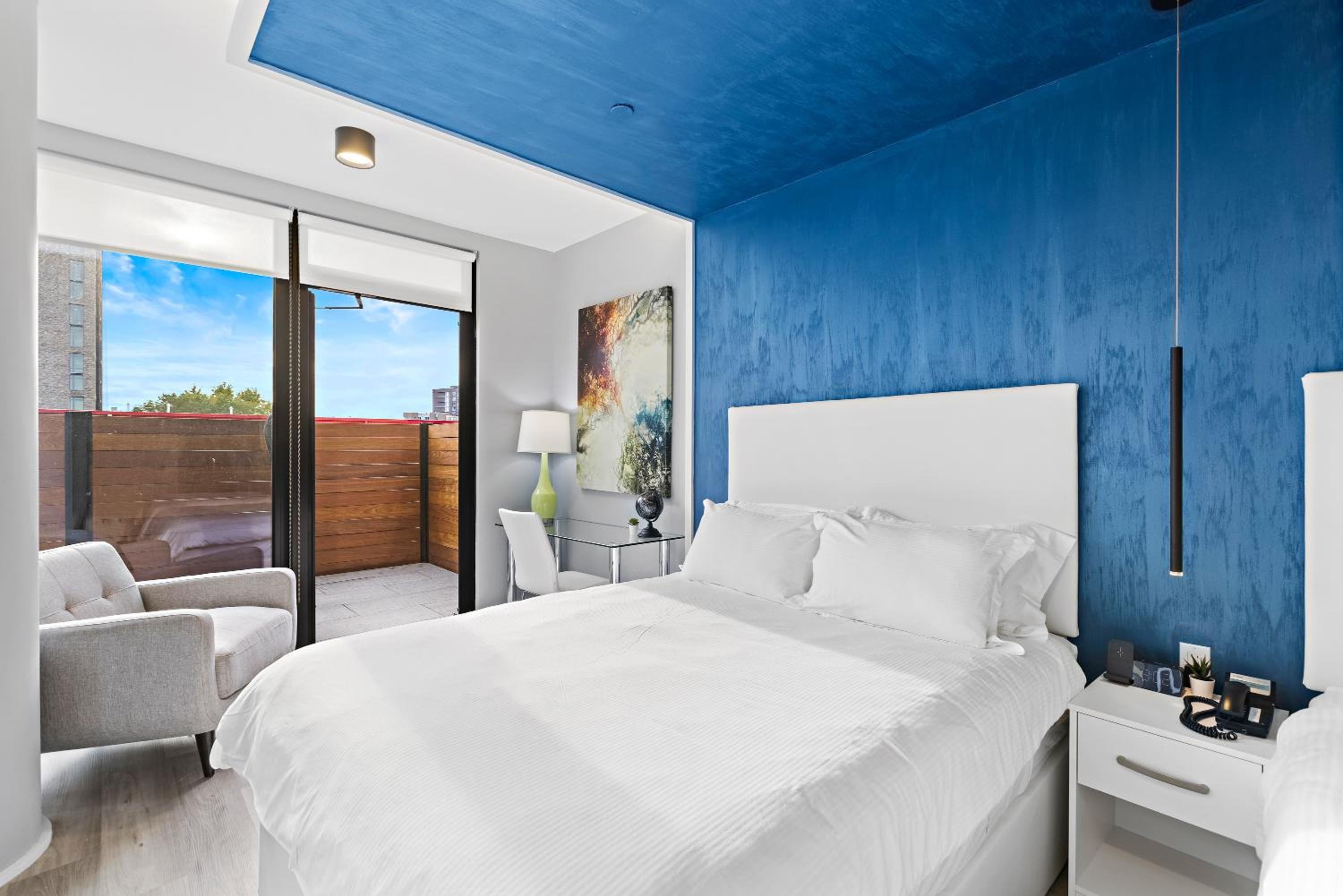 Deluxe Queen Suite with Two Queen Beds, Balcony, Non-Smoking - Photo 7