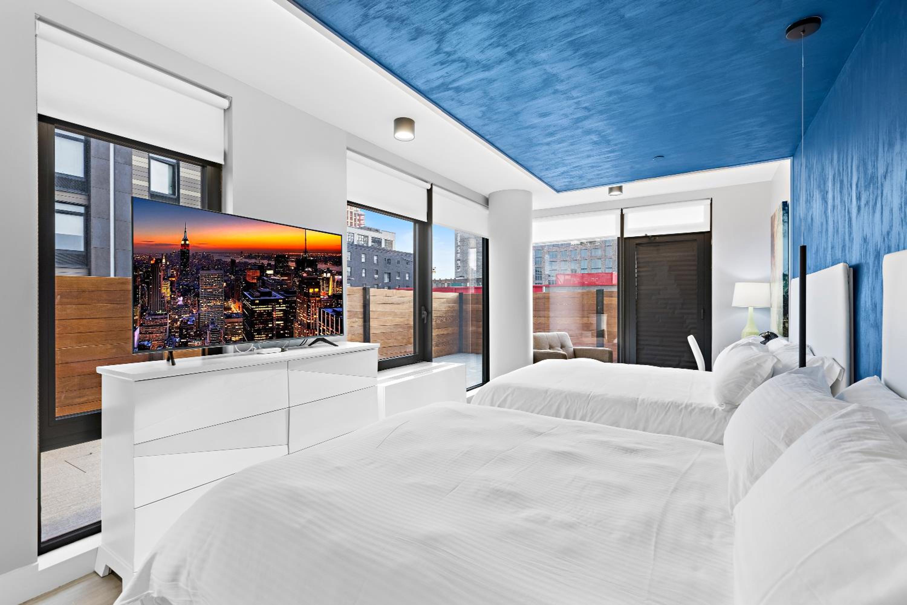 Deluxe Queen Suite with Two Queen Beds, Balcony, Non-Smoking - Photo 3