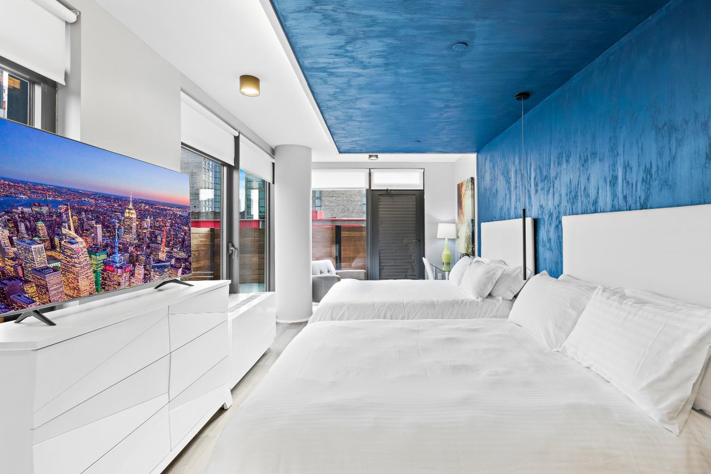 Deluxe Queen Suite with Two Queen Beds, Balcony, Non-Smoking - Photo 9