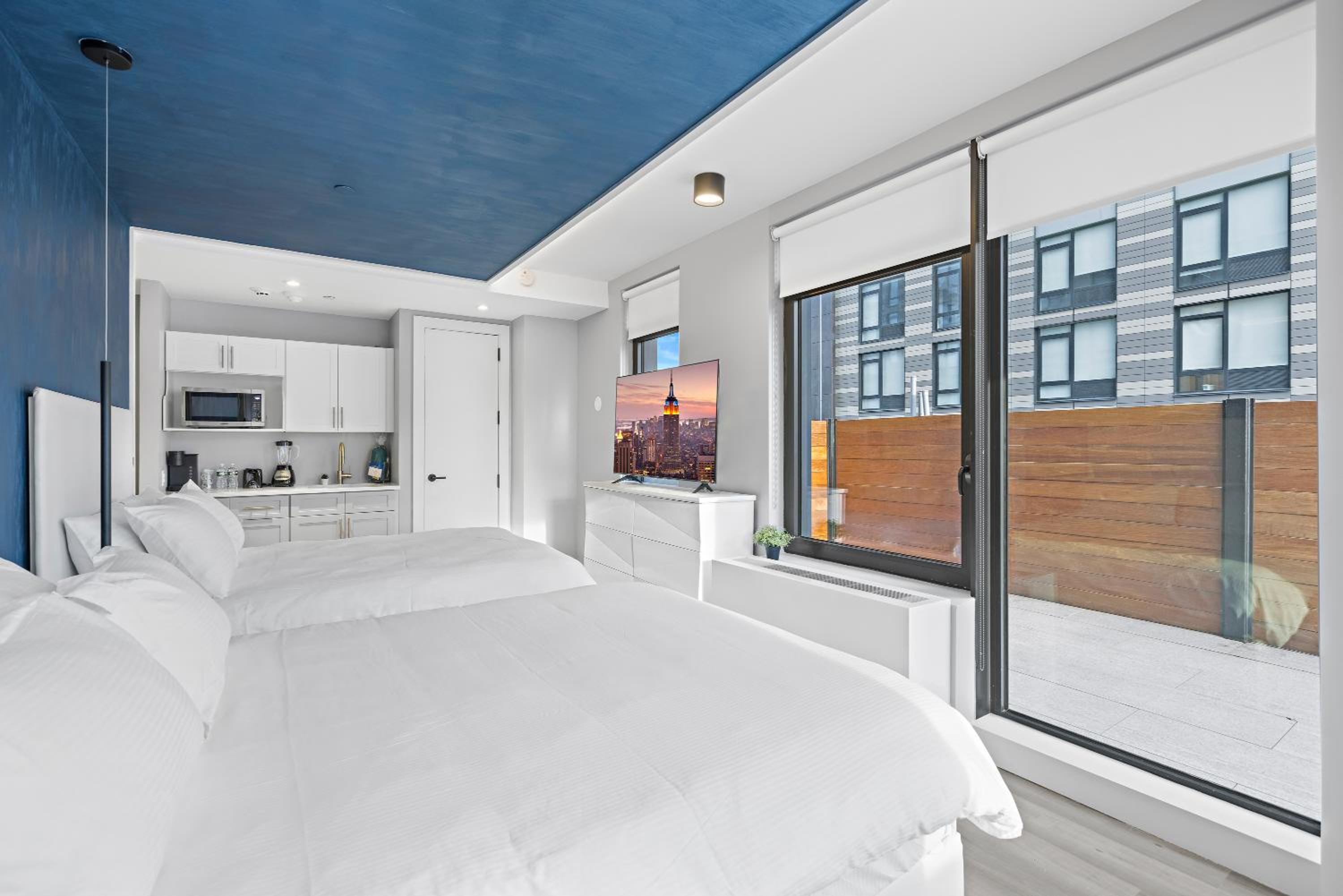 Deluxe Queen Suite with Two Queen Beds, Balcony, Non-Smoking - Photo 8
