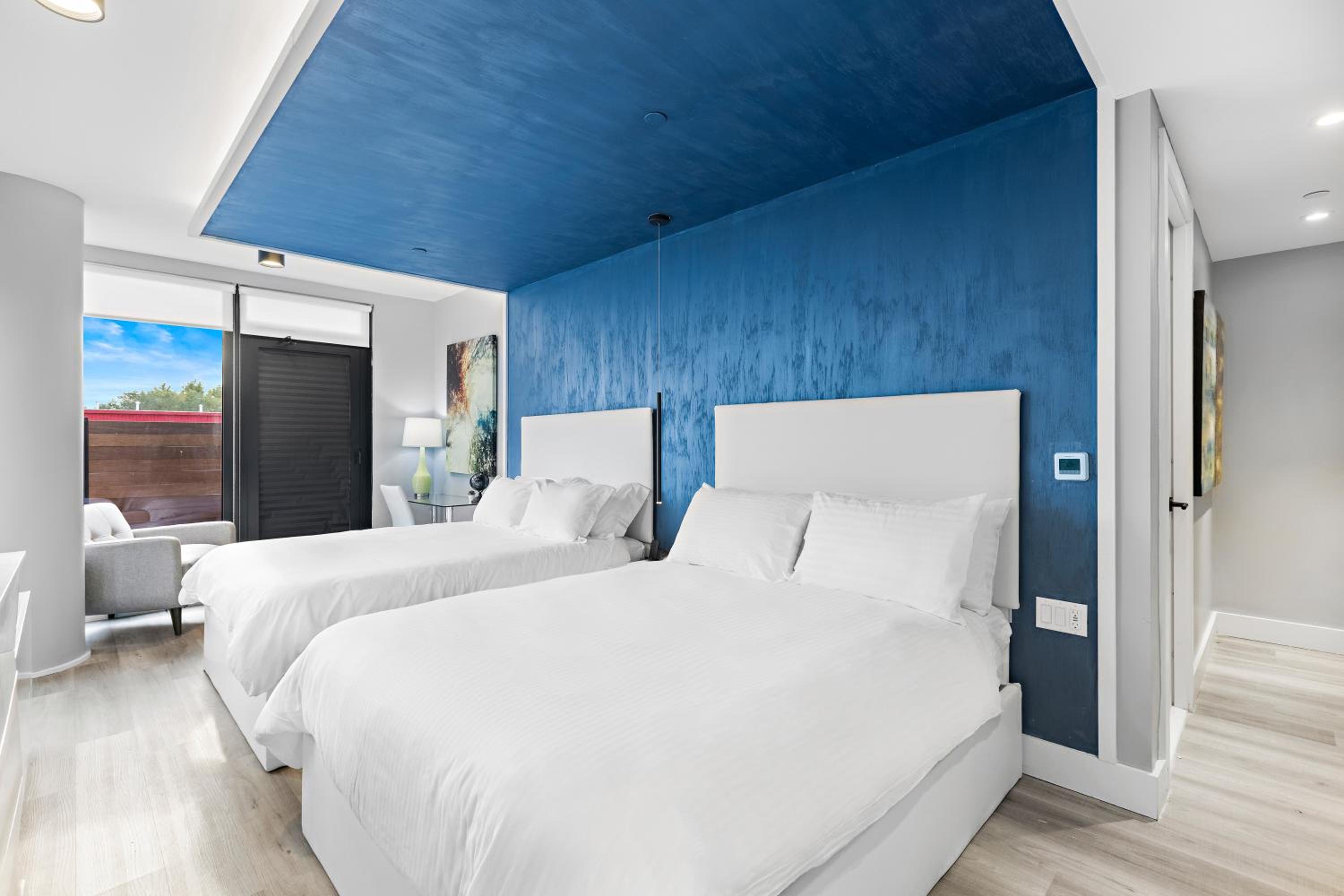 Deluxe Queen Suite with Two Queen Beds, Balcony, Non-Smoking - Photo 2