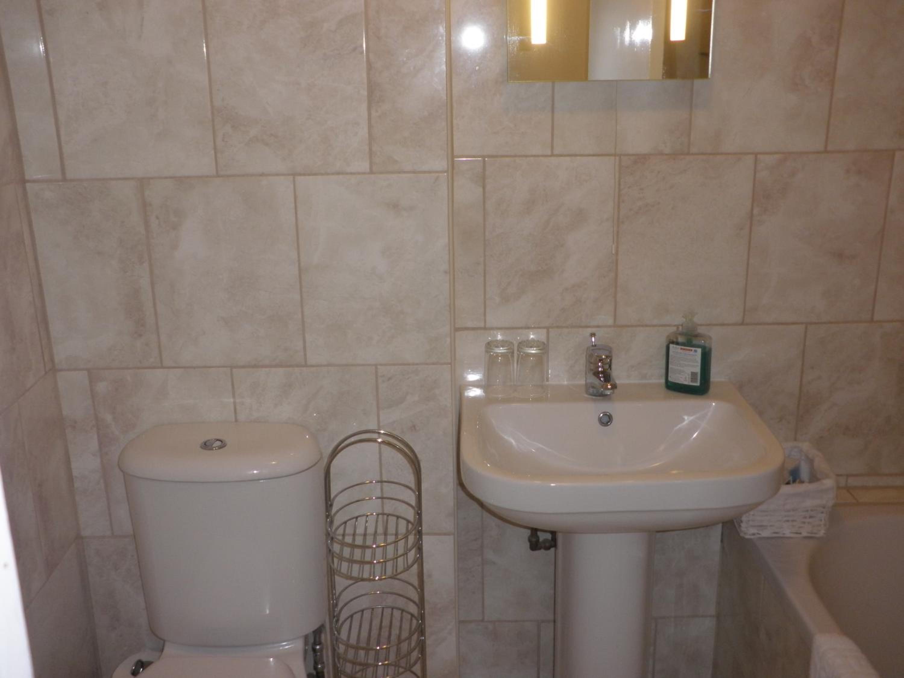 Double or Twin Room with Bathroom - Photo 2