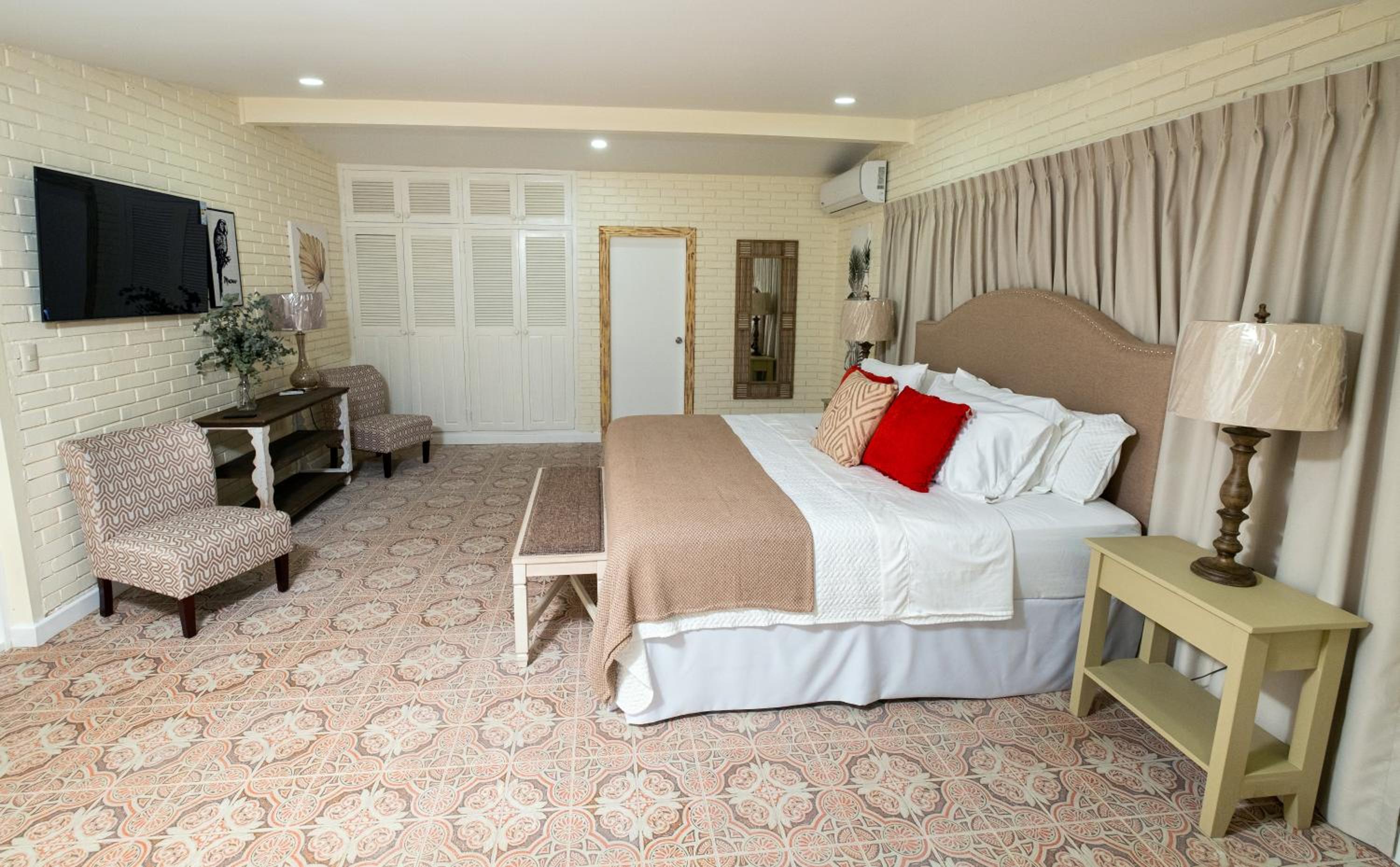 King Suite with Pool View