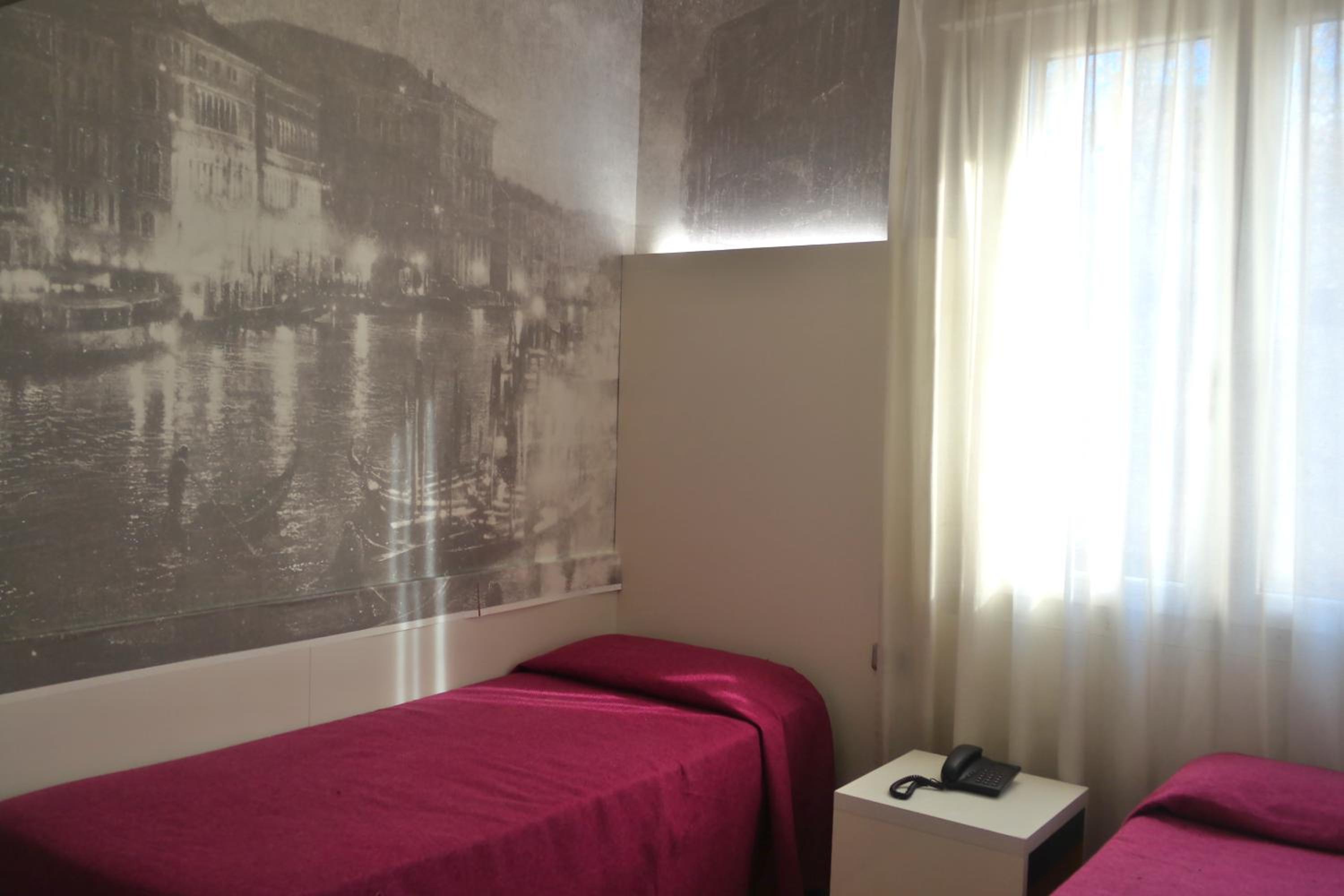 Single Room photo 3