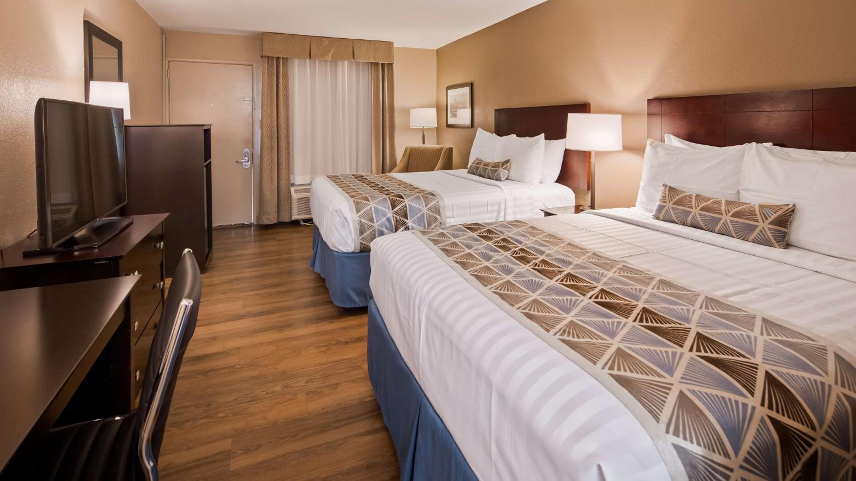 Queen Room with Two Queen Beds - Non Smoking - Photo 1