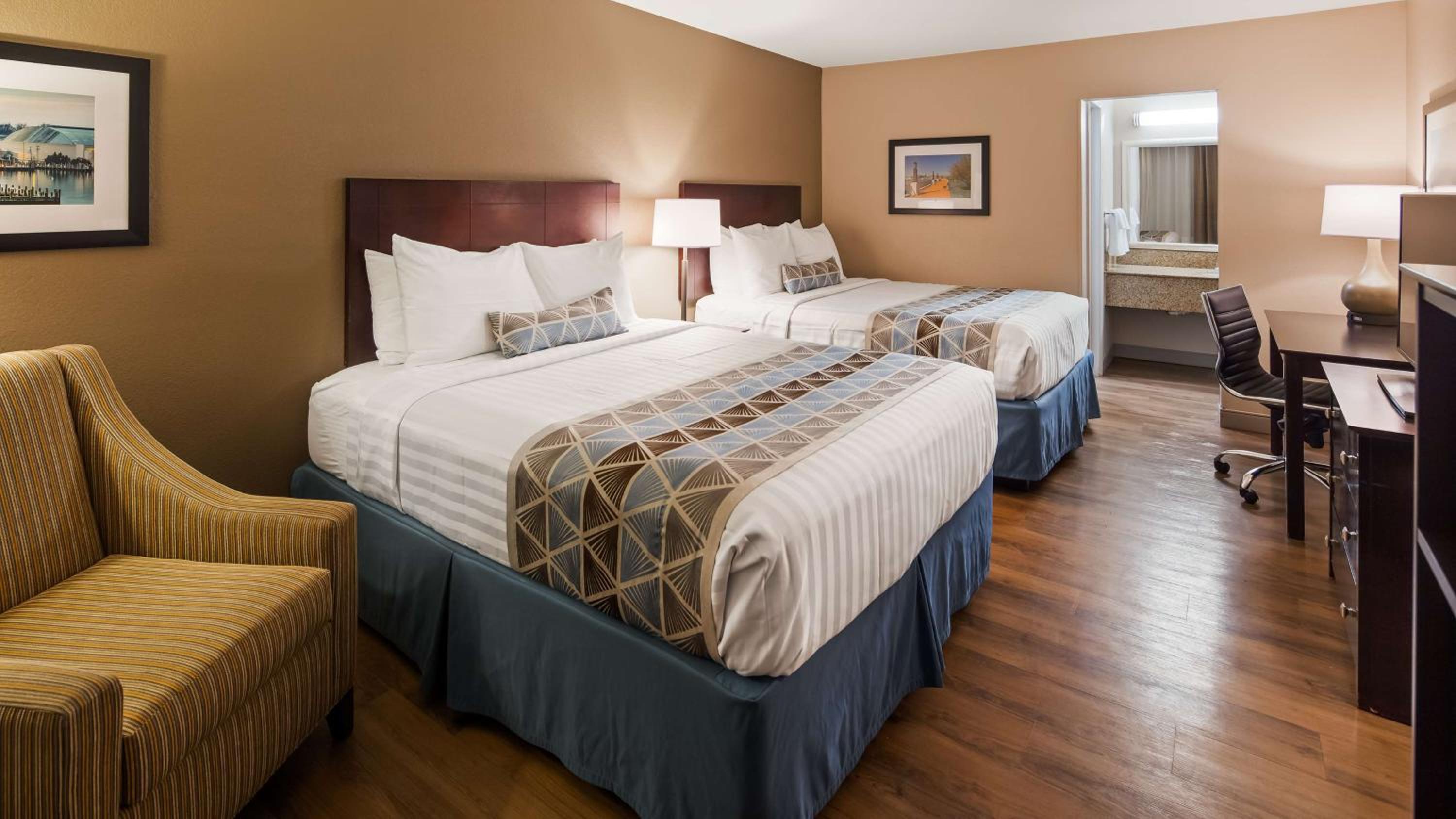 Queen Room with Two Queen Beds - Non Smoking - Photo 2