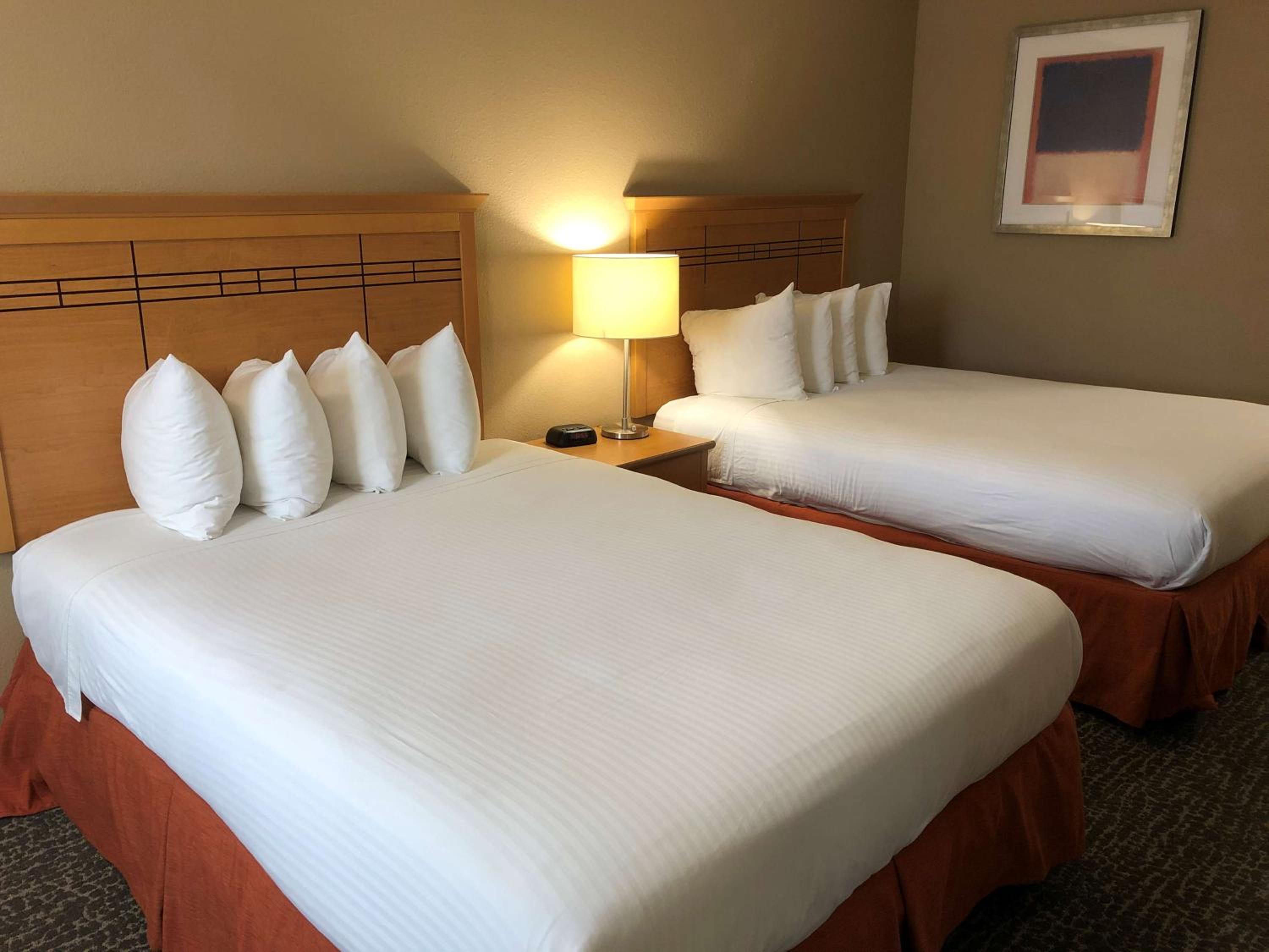 Queen Room with Two Queen Beds - Non-Smoking - Photo 2