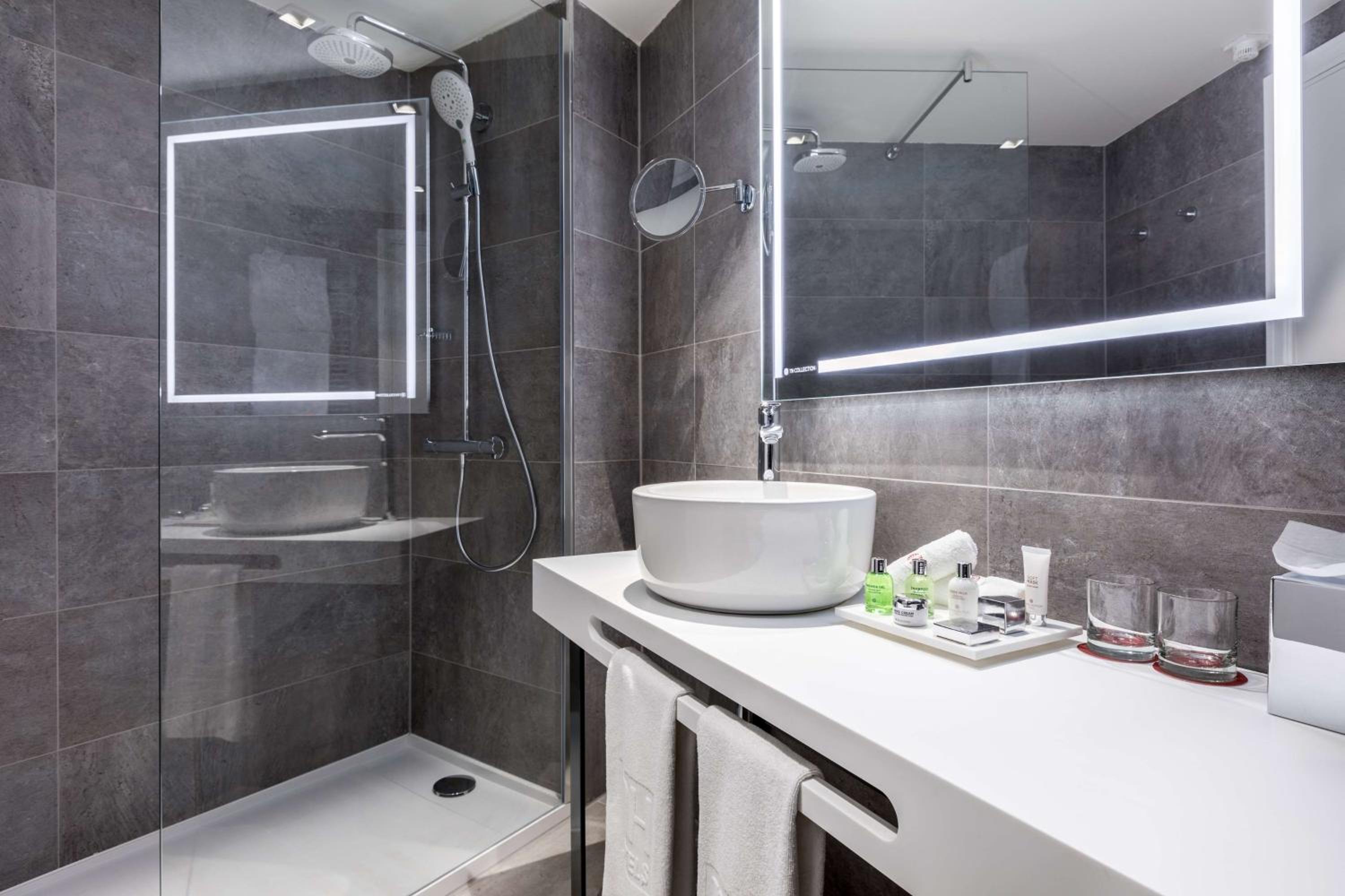 Premium Double or Twin Room with View - Photo 10