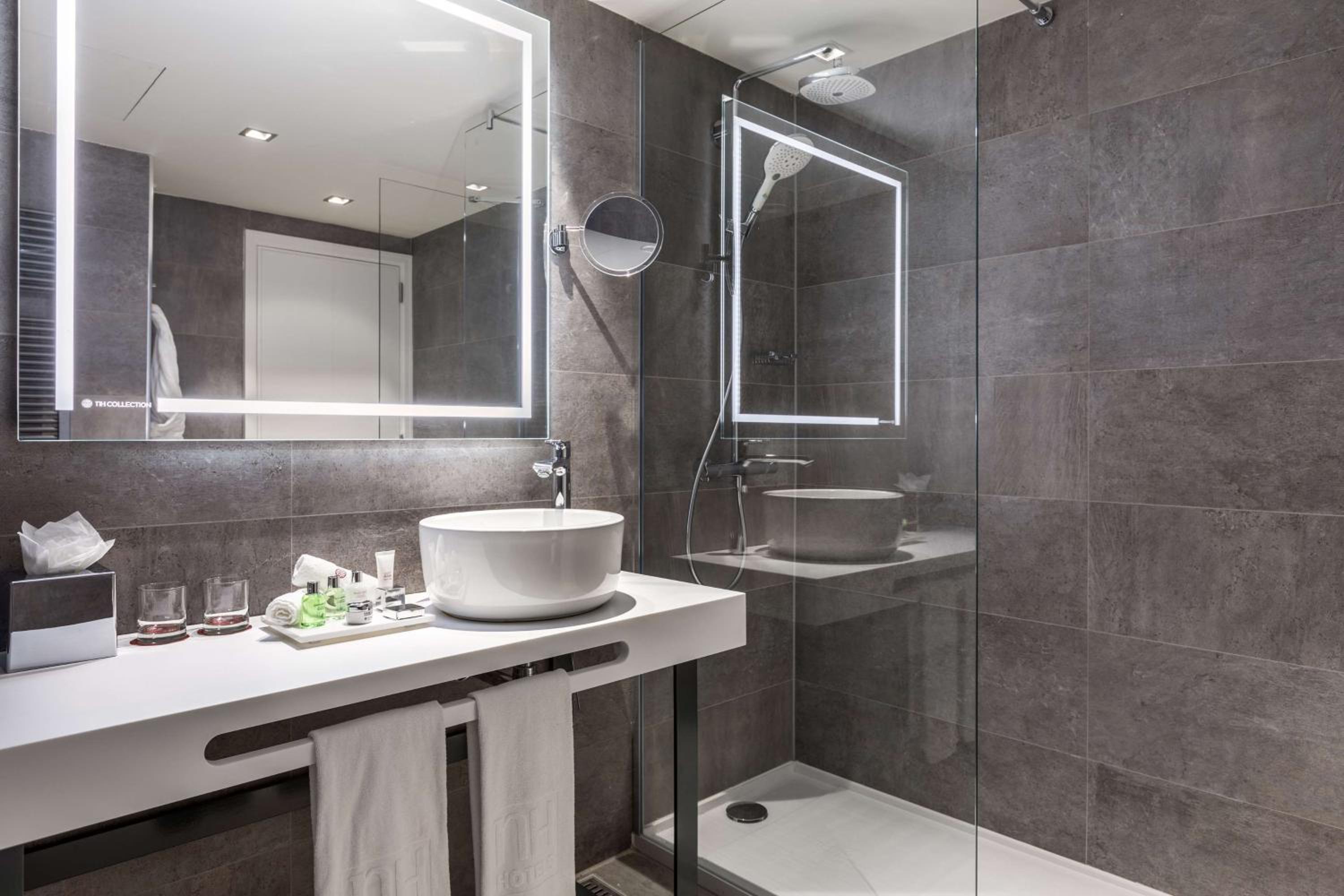 Premium Double or Twin Room with View - Photo 3