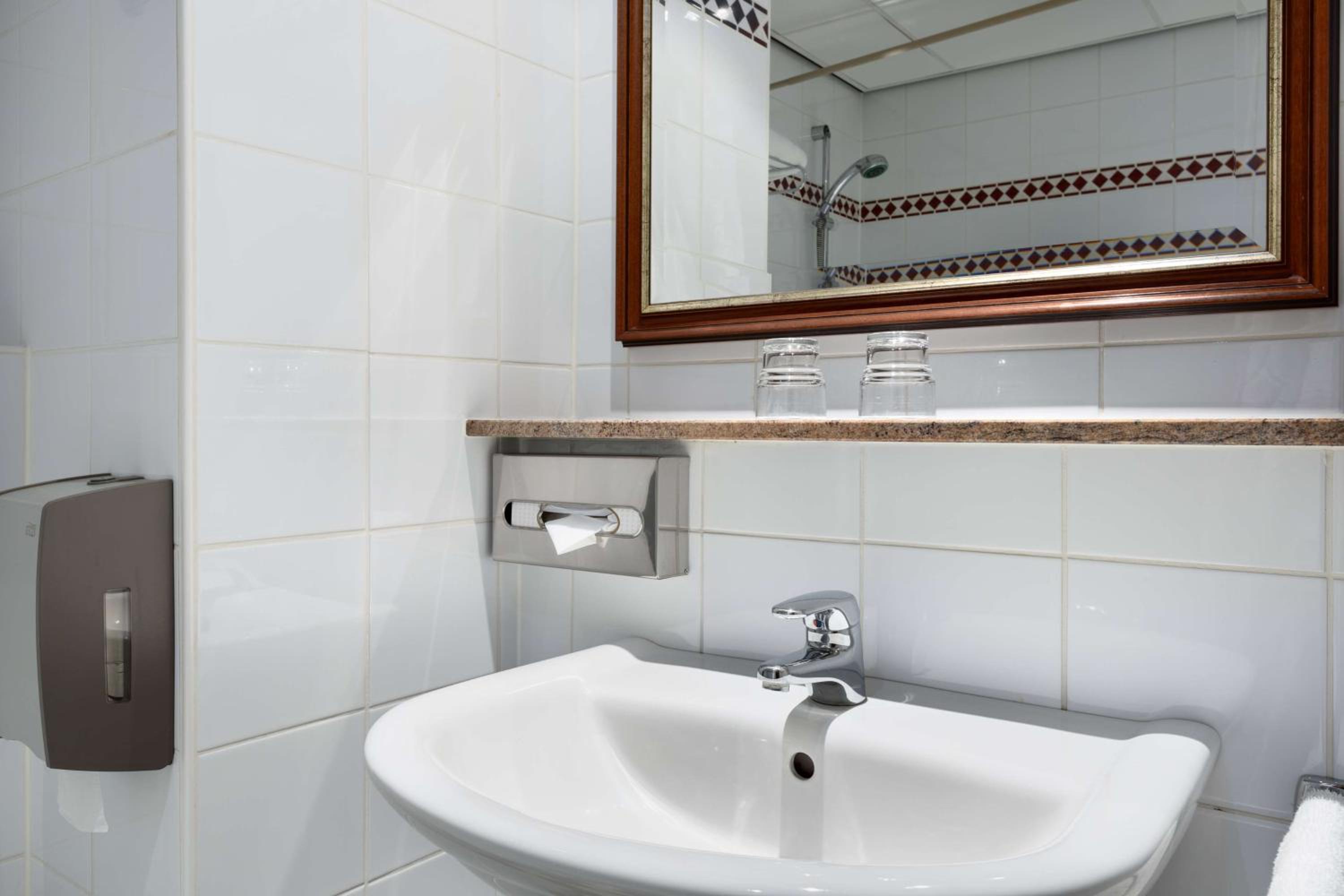 Standard Double or Twin Room - Photo 6