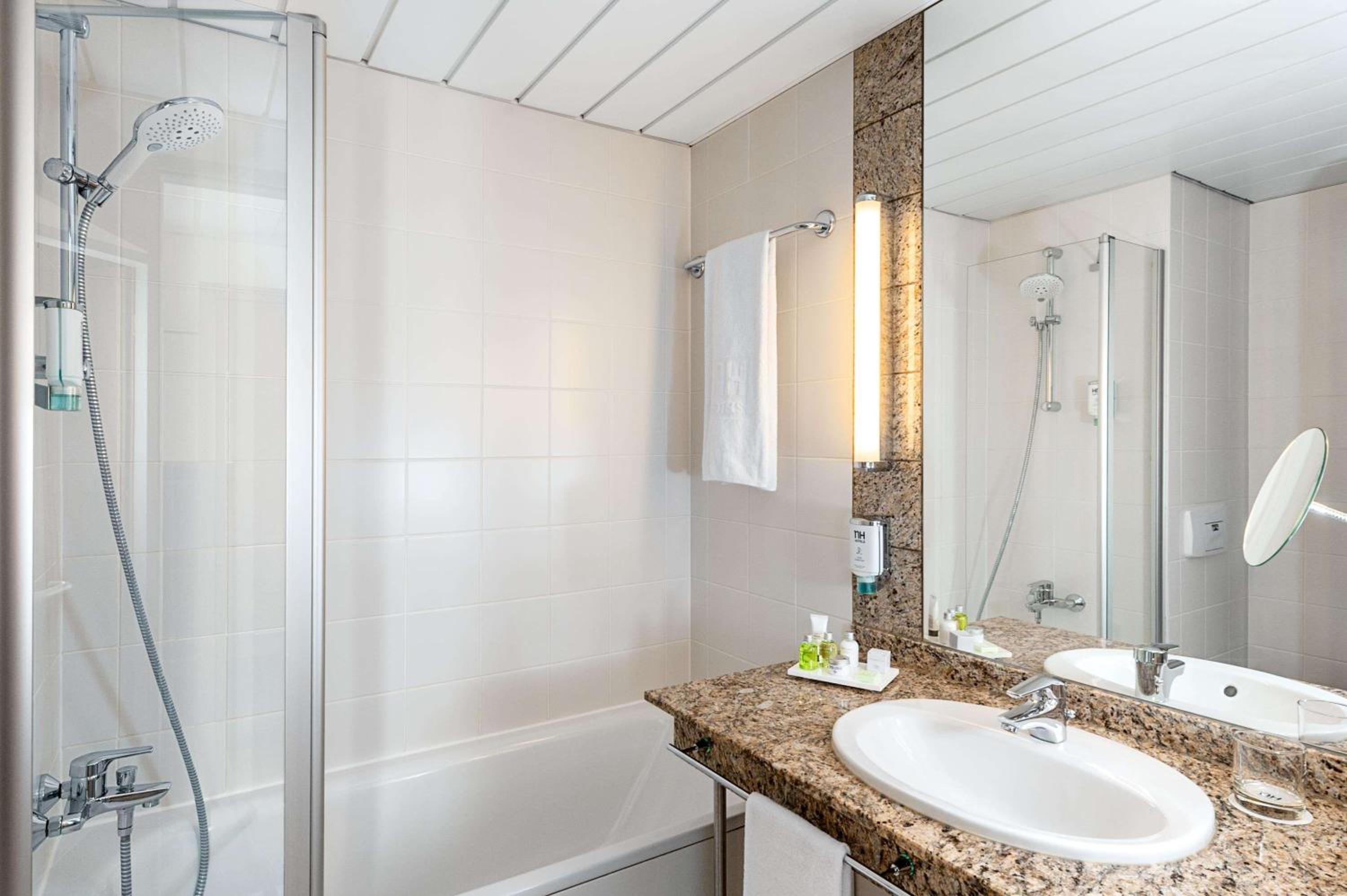 Standard Double Or Twin Room Free Parking Promo photo 2