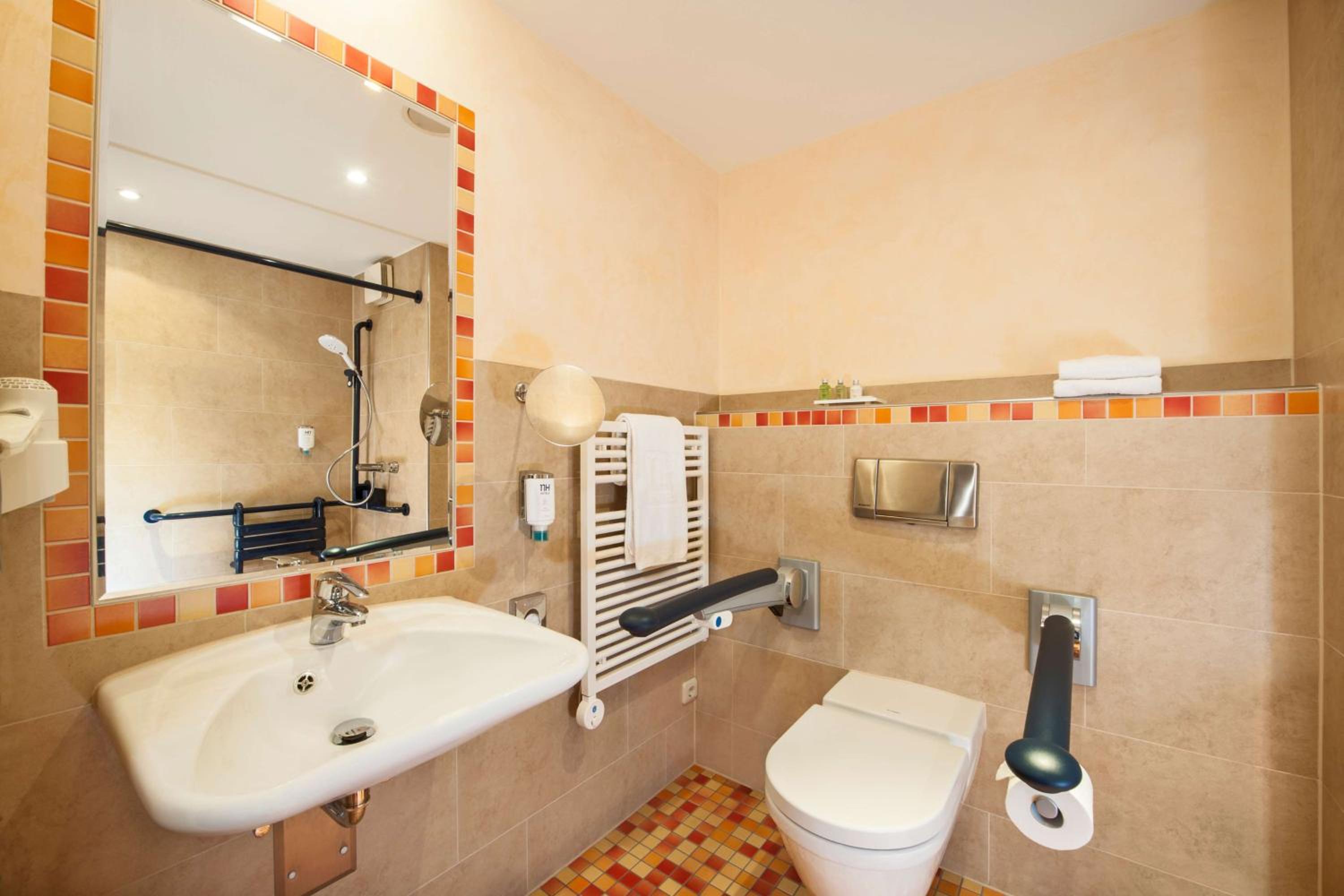 Standard Double or Twin Room thumbnail 6