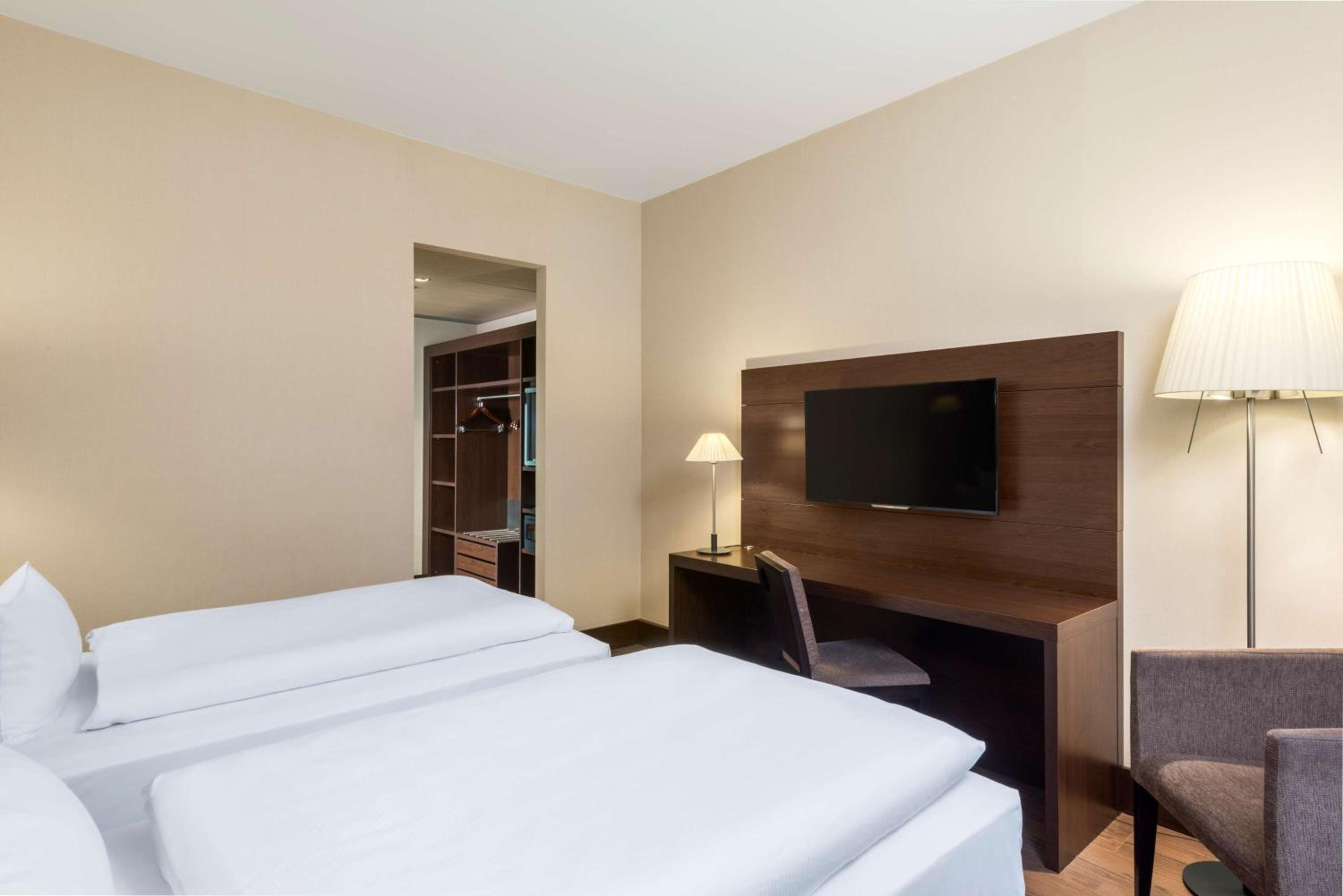 Standard Double or Twin Room - Photo 8