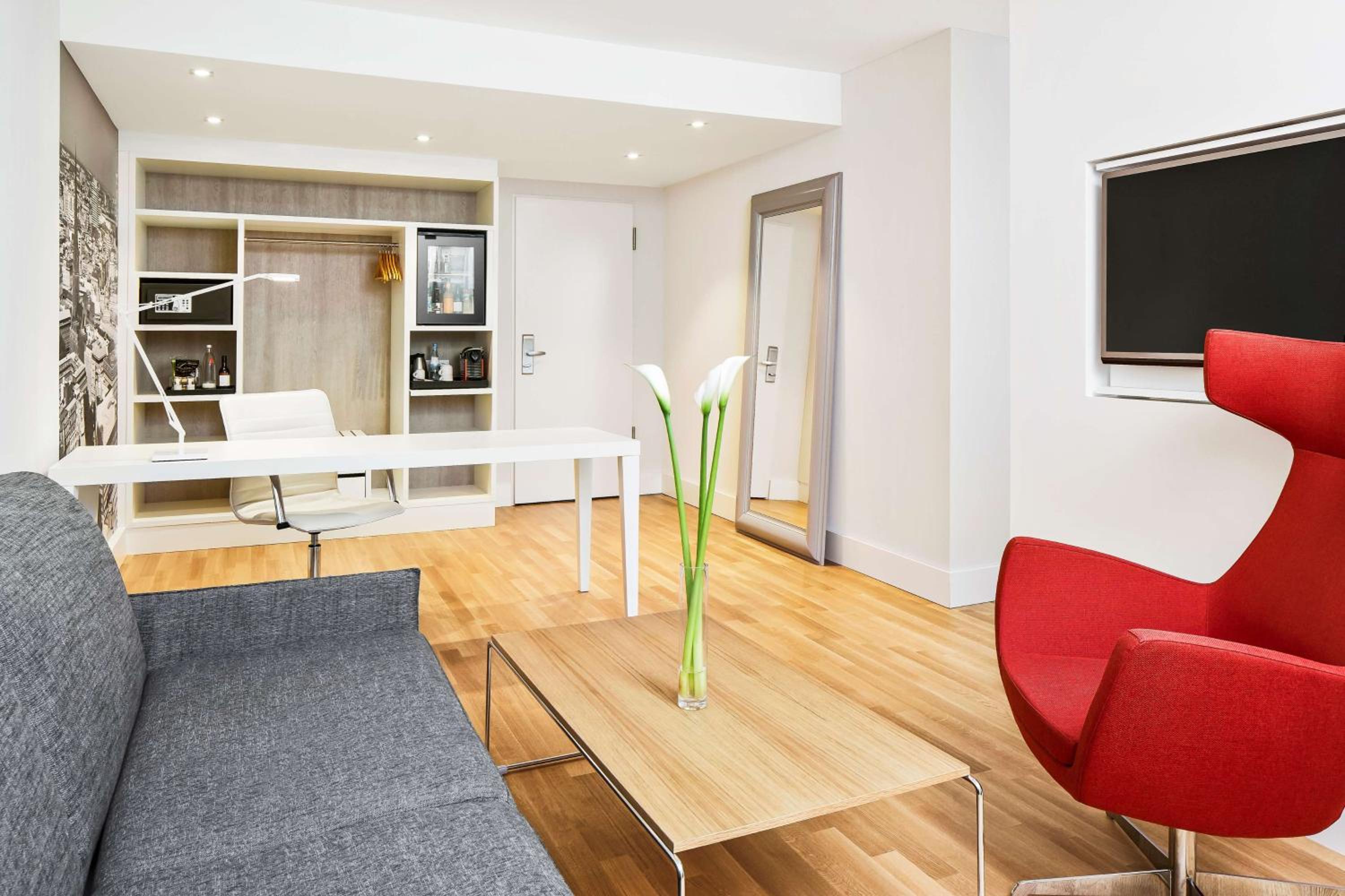 Suite - Photo 5