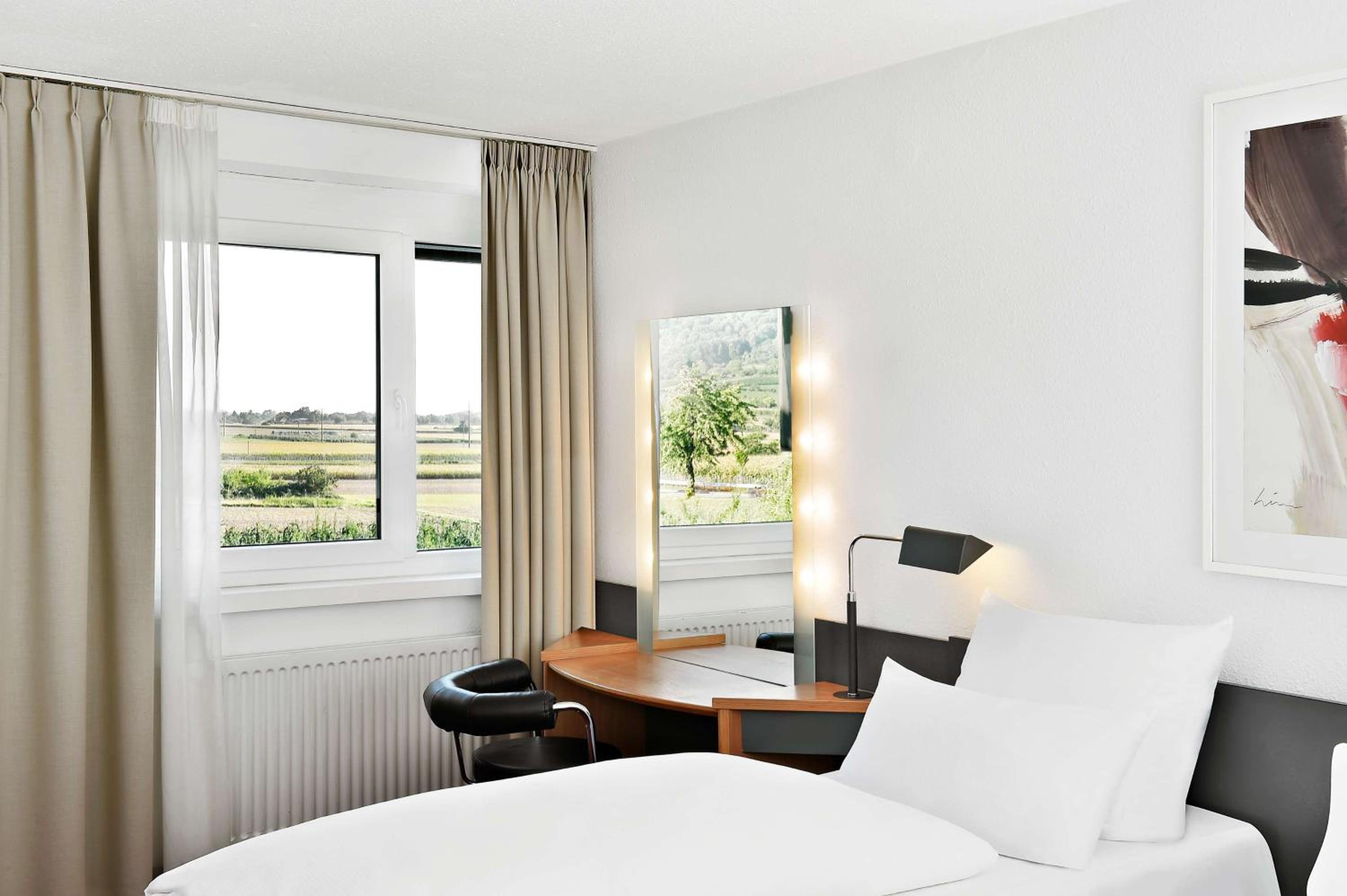 Standard Twin Room with View 