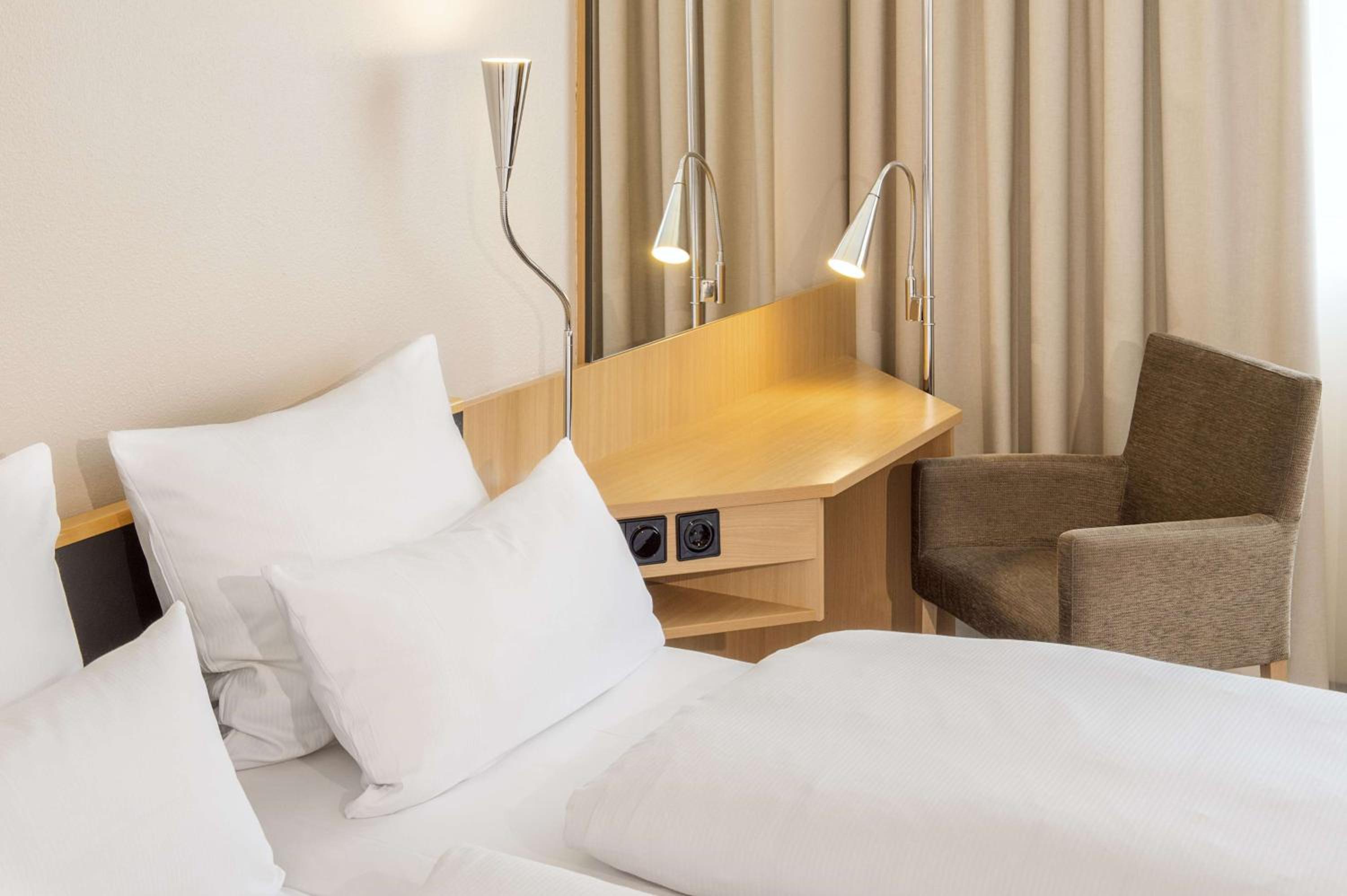 Standard Double Or Twin Xl Room Free Parking Promo With Breakfast