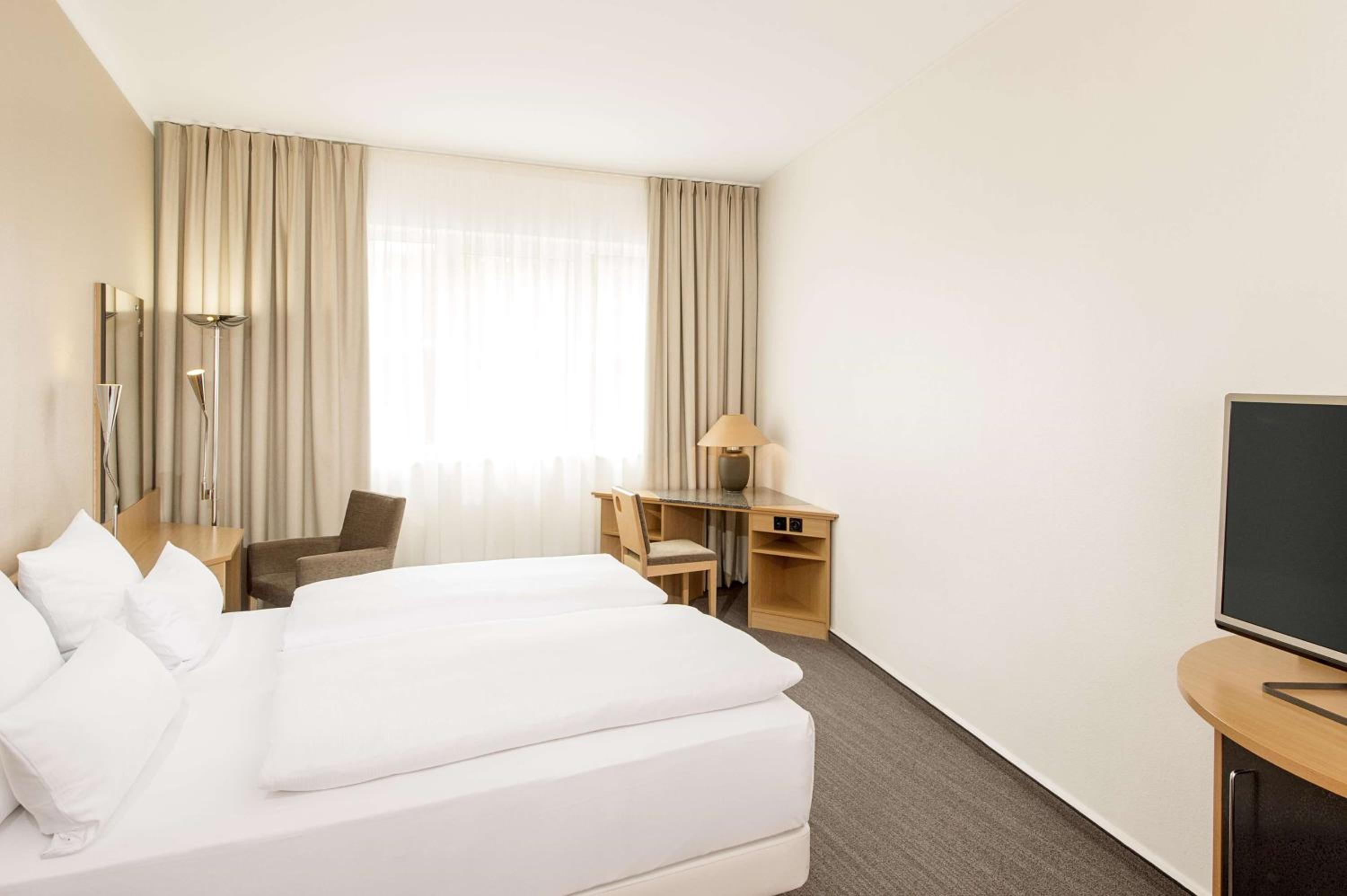Standard Double Or Twin Xl Room Free Parking Promo With Breakfast thumbnail 5