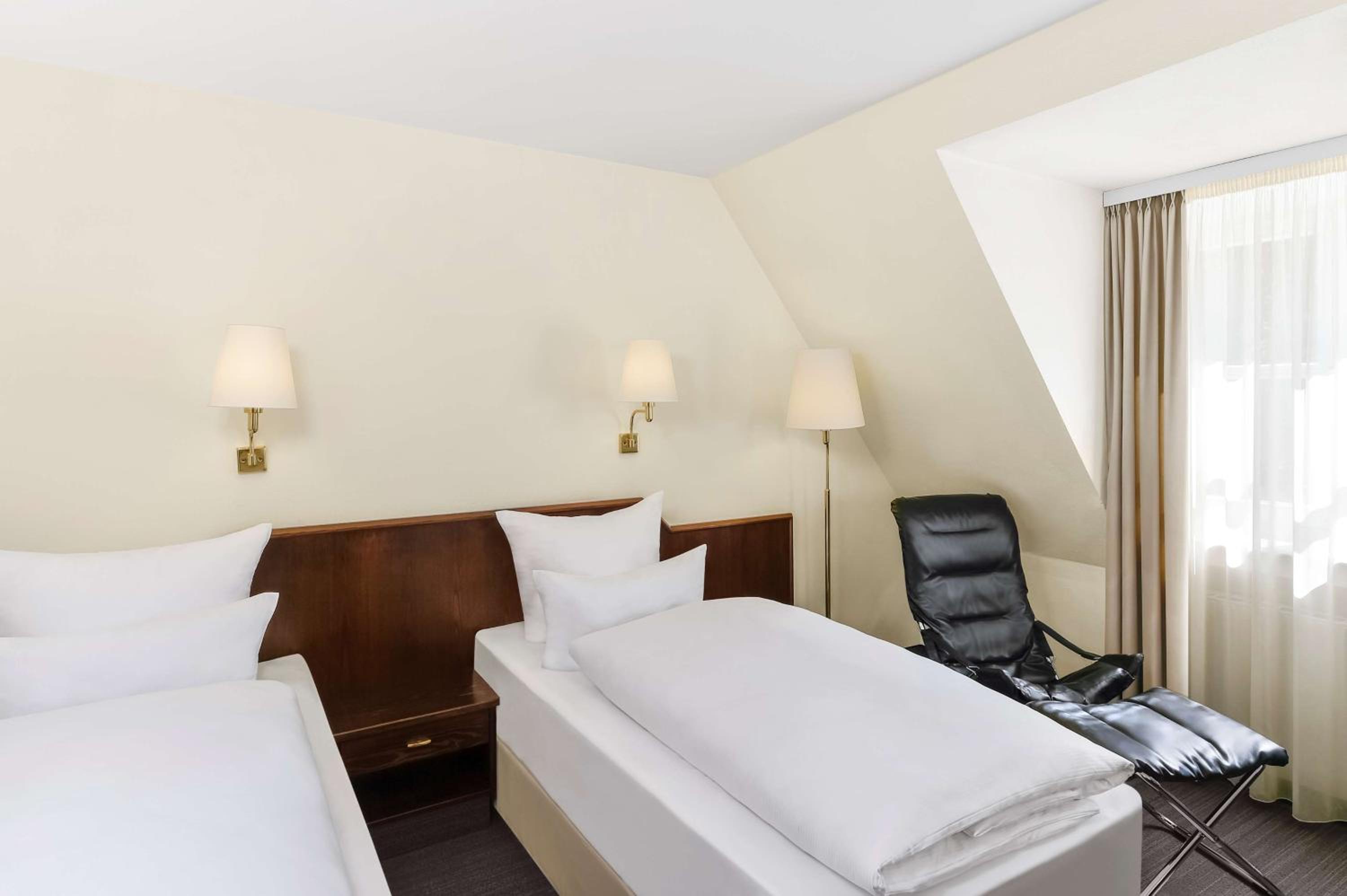 Standard Twin Room - Photo 1