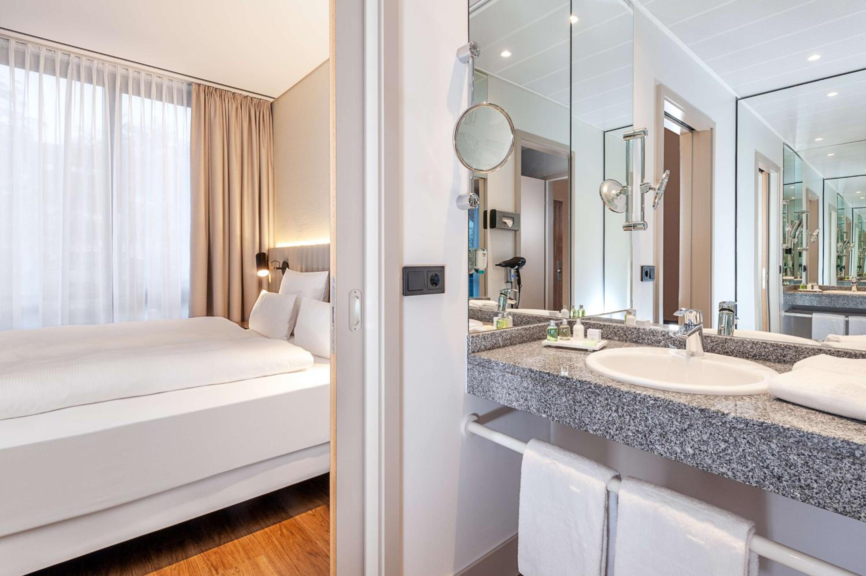 Standard Double Room Free Parking Promo With Breakfast thumbnail 5