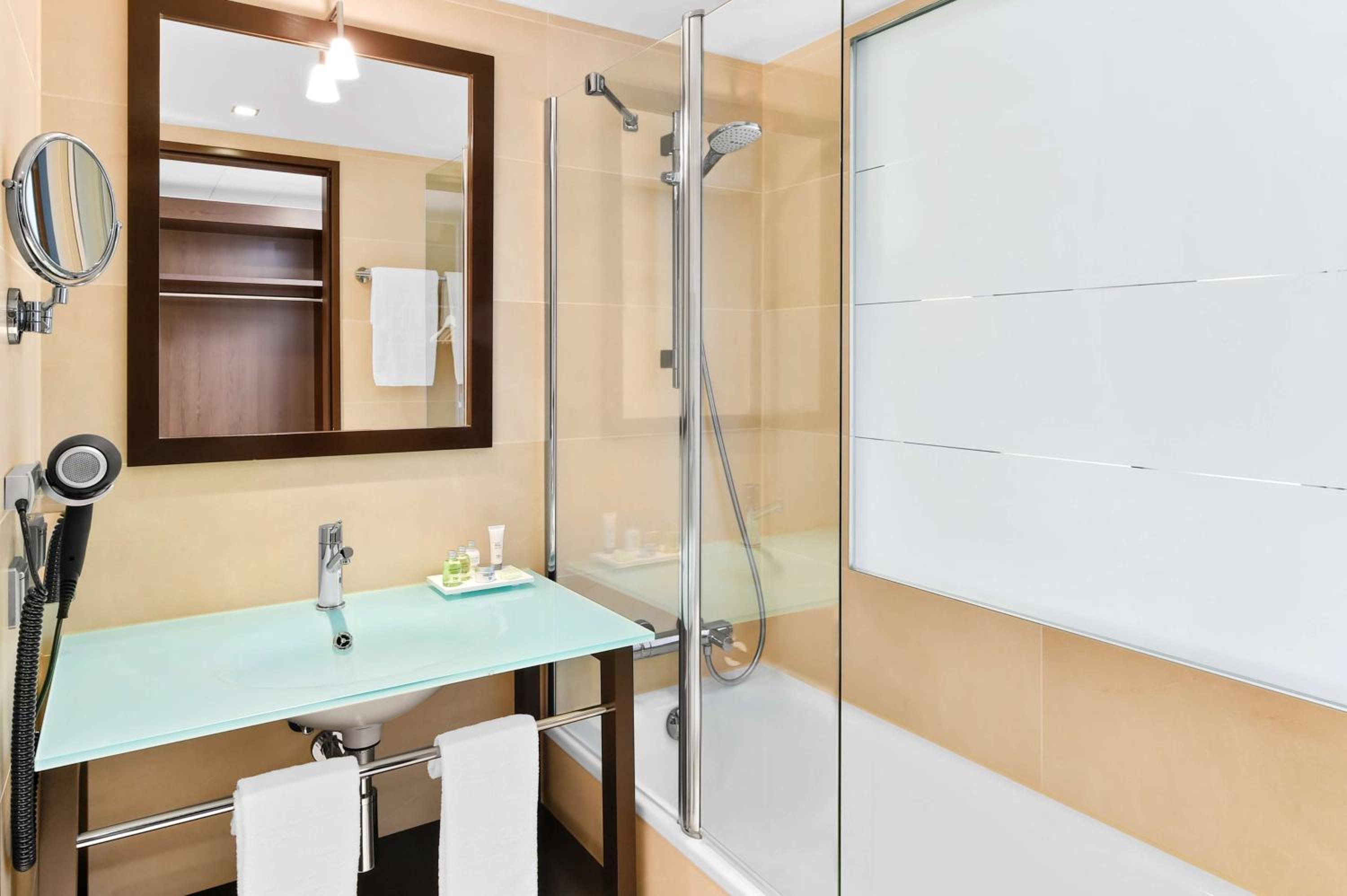 Standard Double or Twin Room - Photo 7