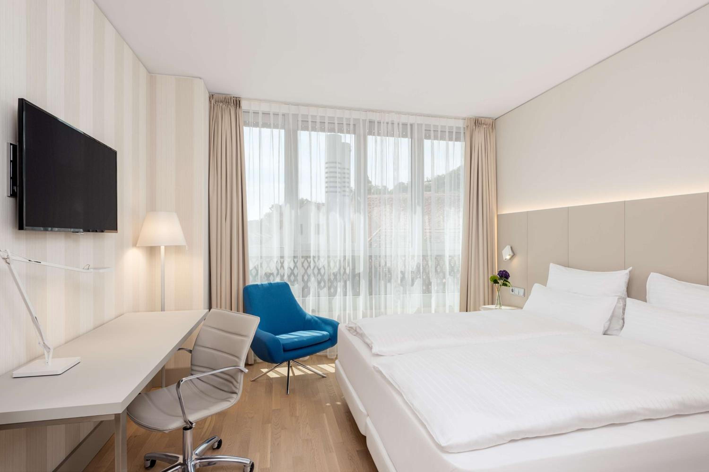 Family View Room thumbnail 6