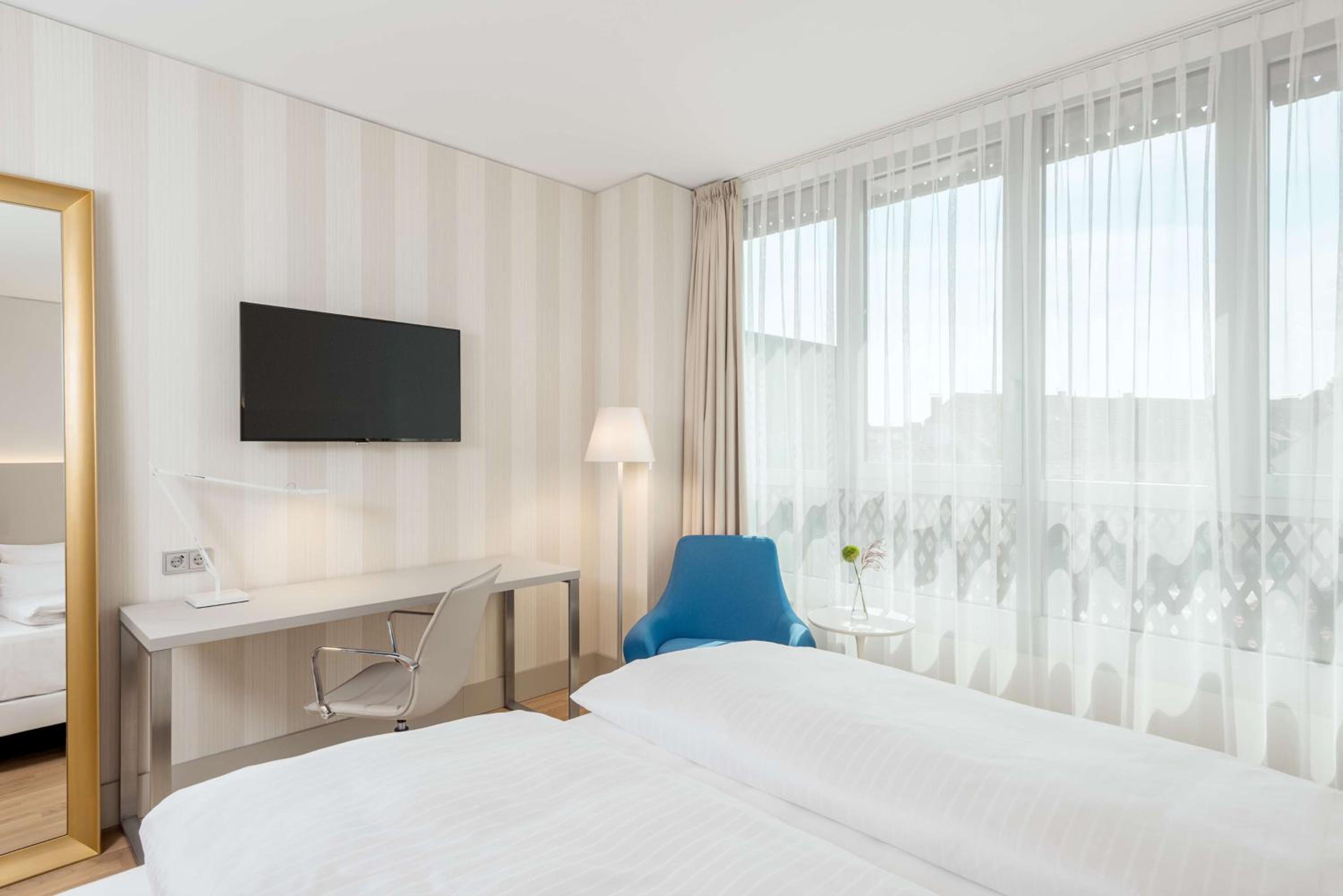 Superior Double Room thumbnail 5