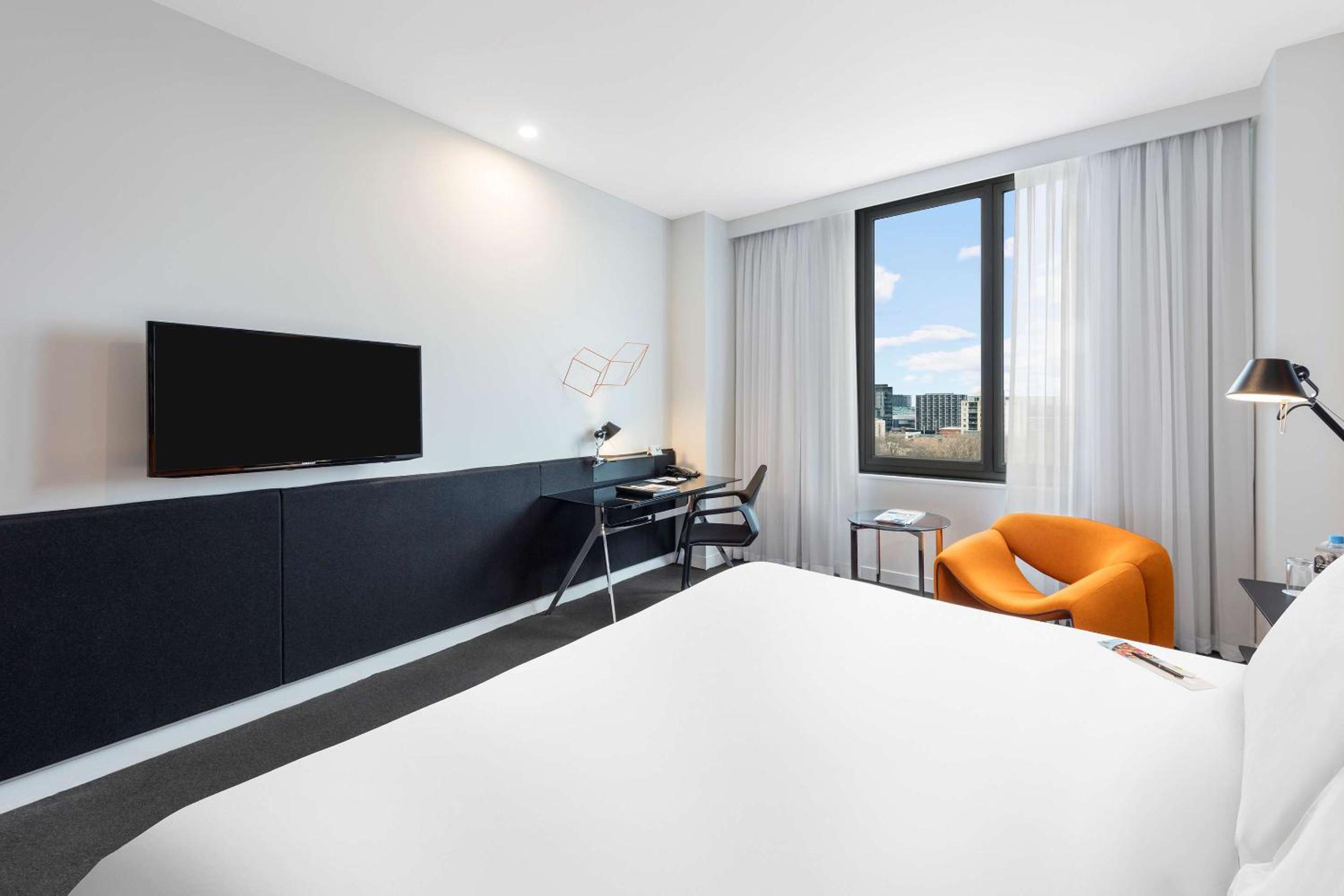 Deluxe Room with Park View - Photo 6