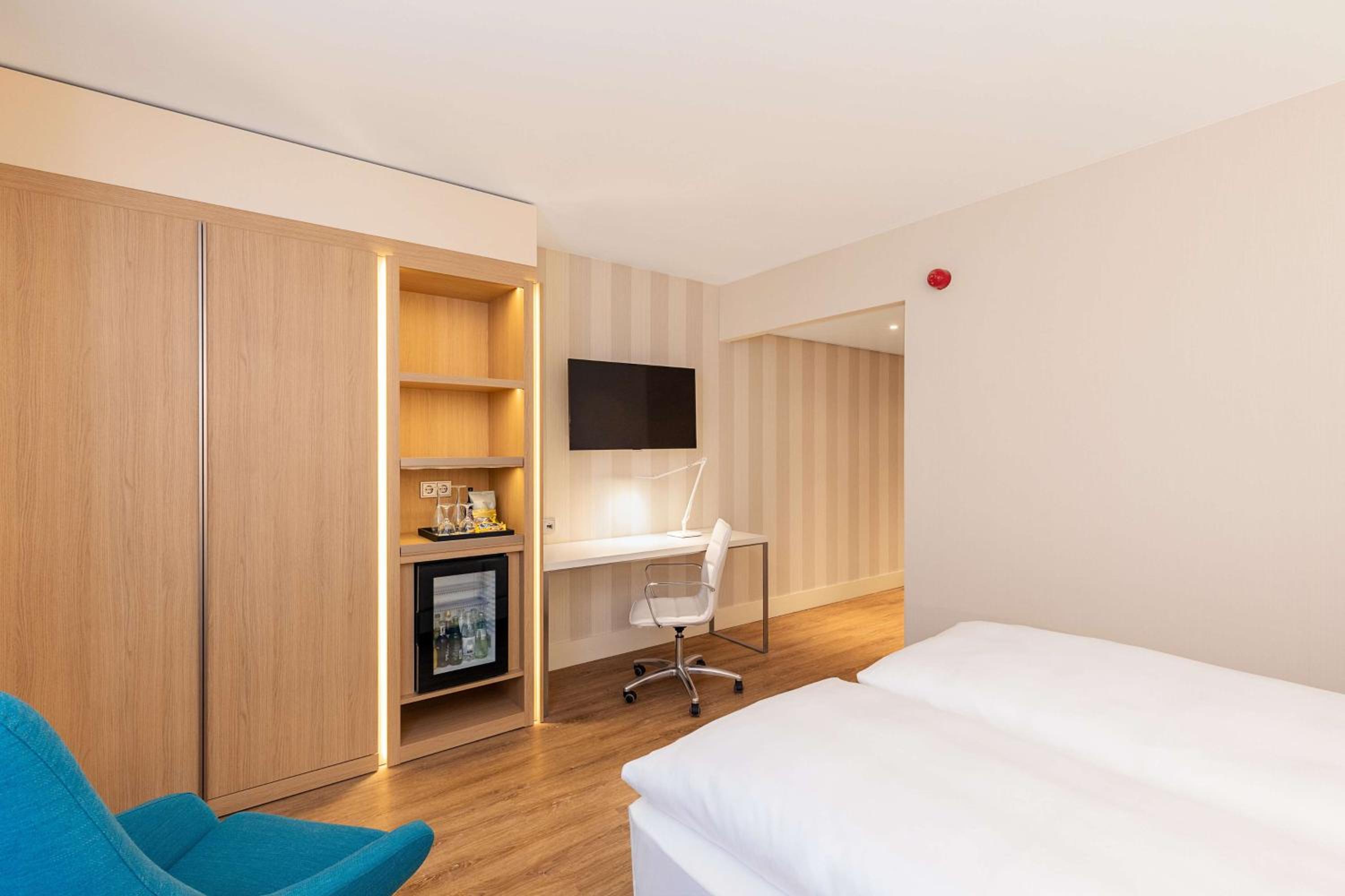 Standard Double Room thumbnail 6