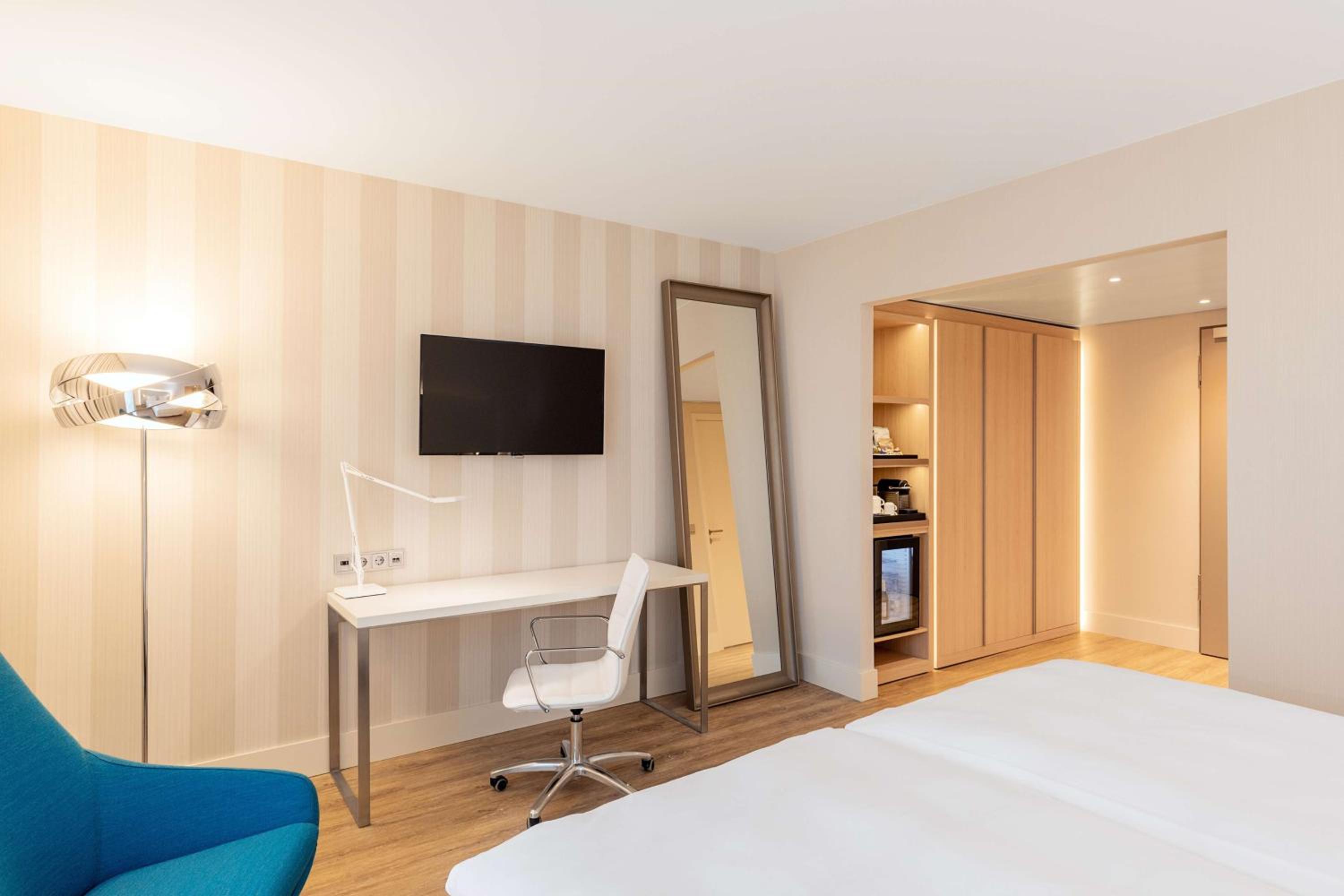 Superior Double Room thumbnail 5
