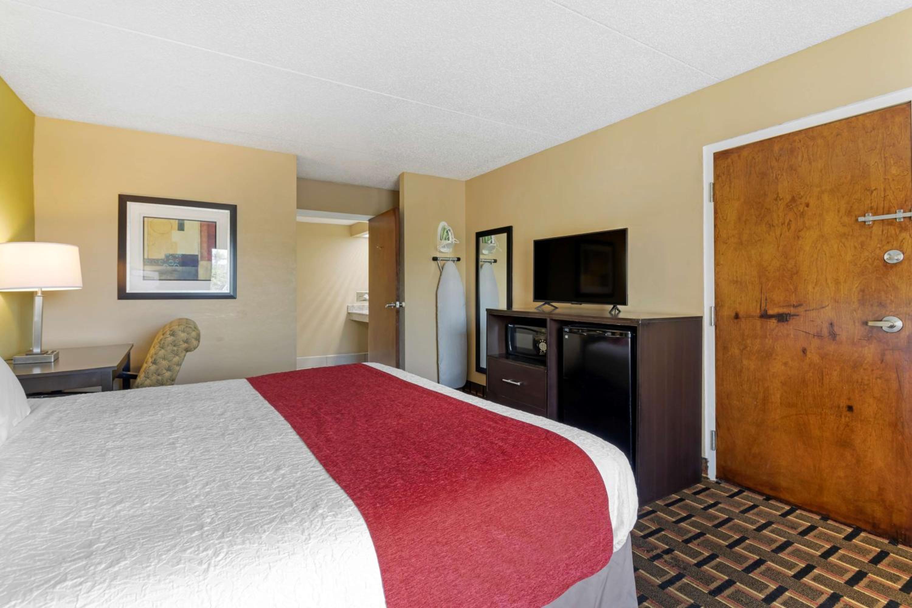 King Room with Mobility Accessible Tub - Non-Smoking - Photo 2