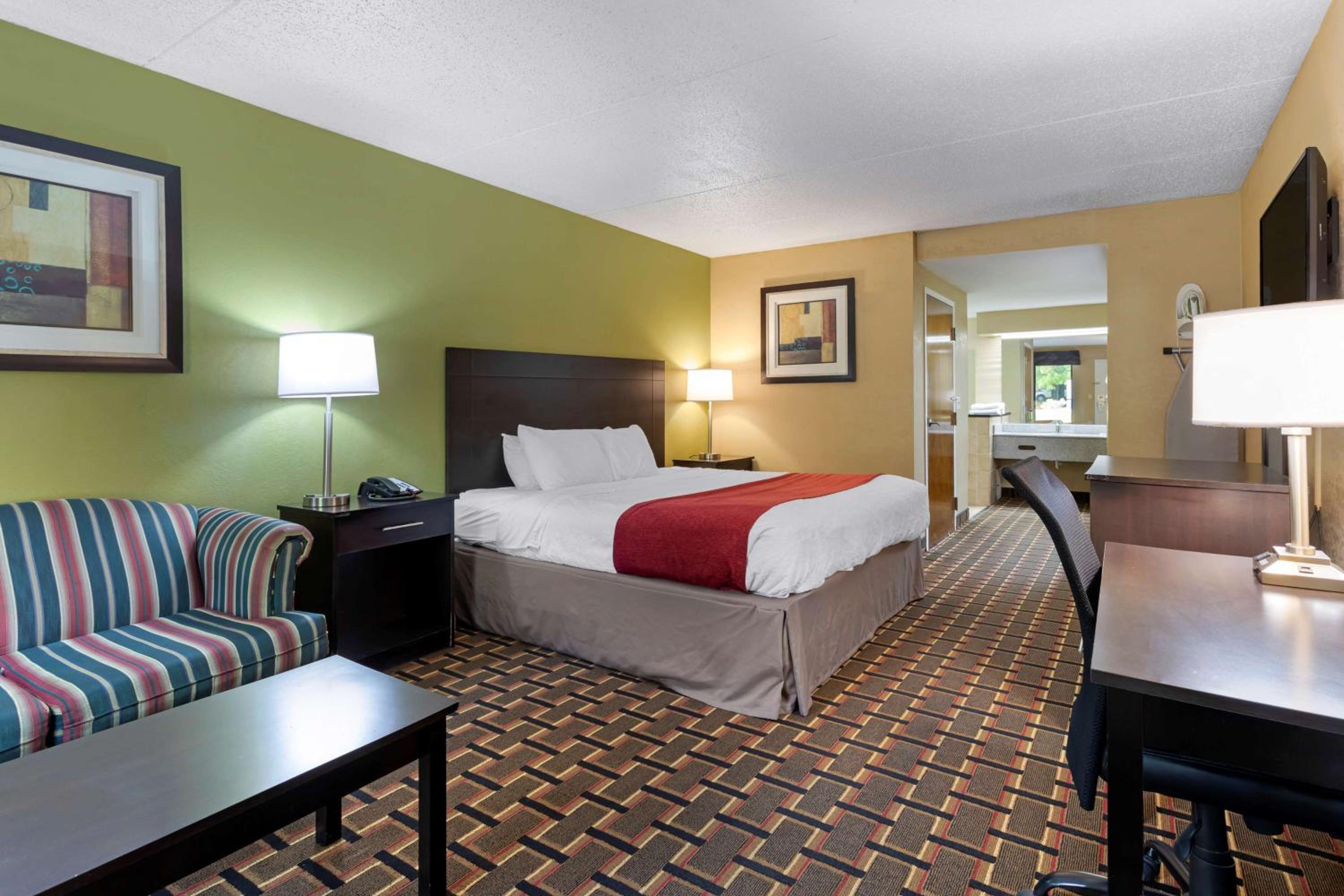King Suite with Sofa Bed - Smoking - Photo 1