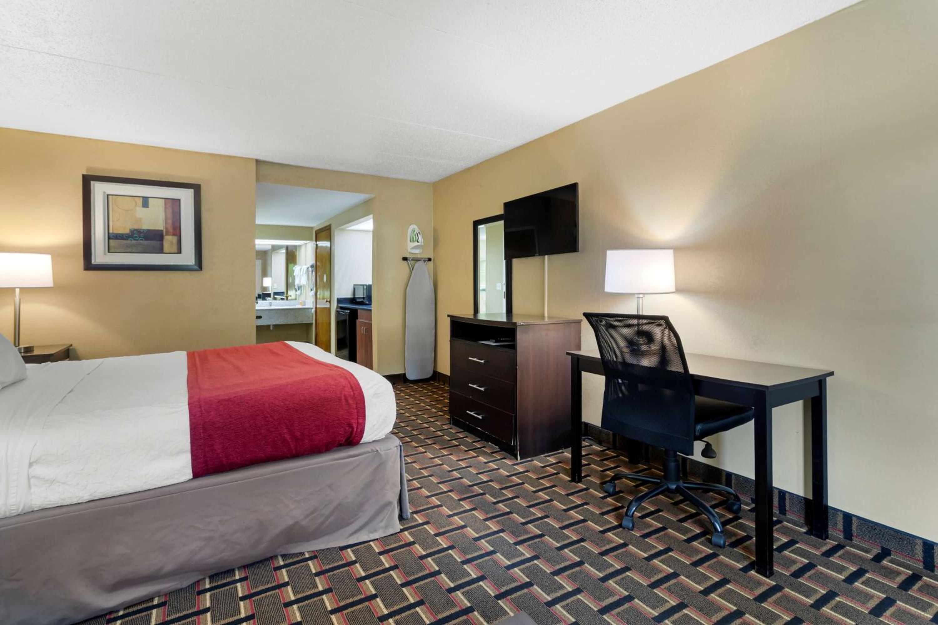 King Suite with Sofa Bed - Smoking - Photo 4