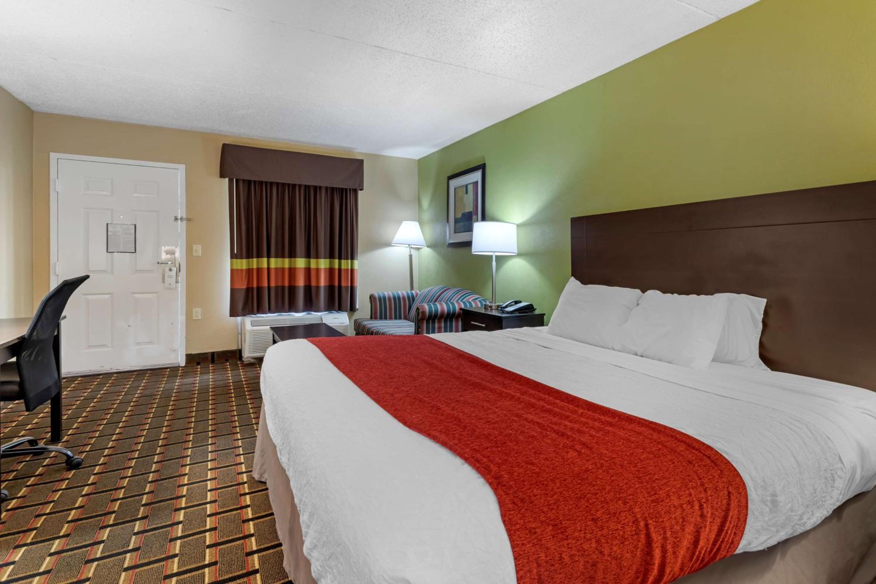 King Suite with Sofa Bed - Smoking - Photo 3