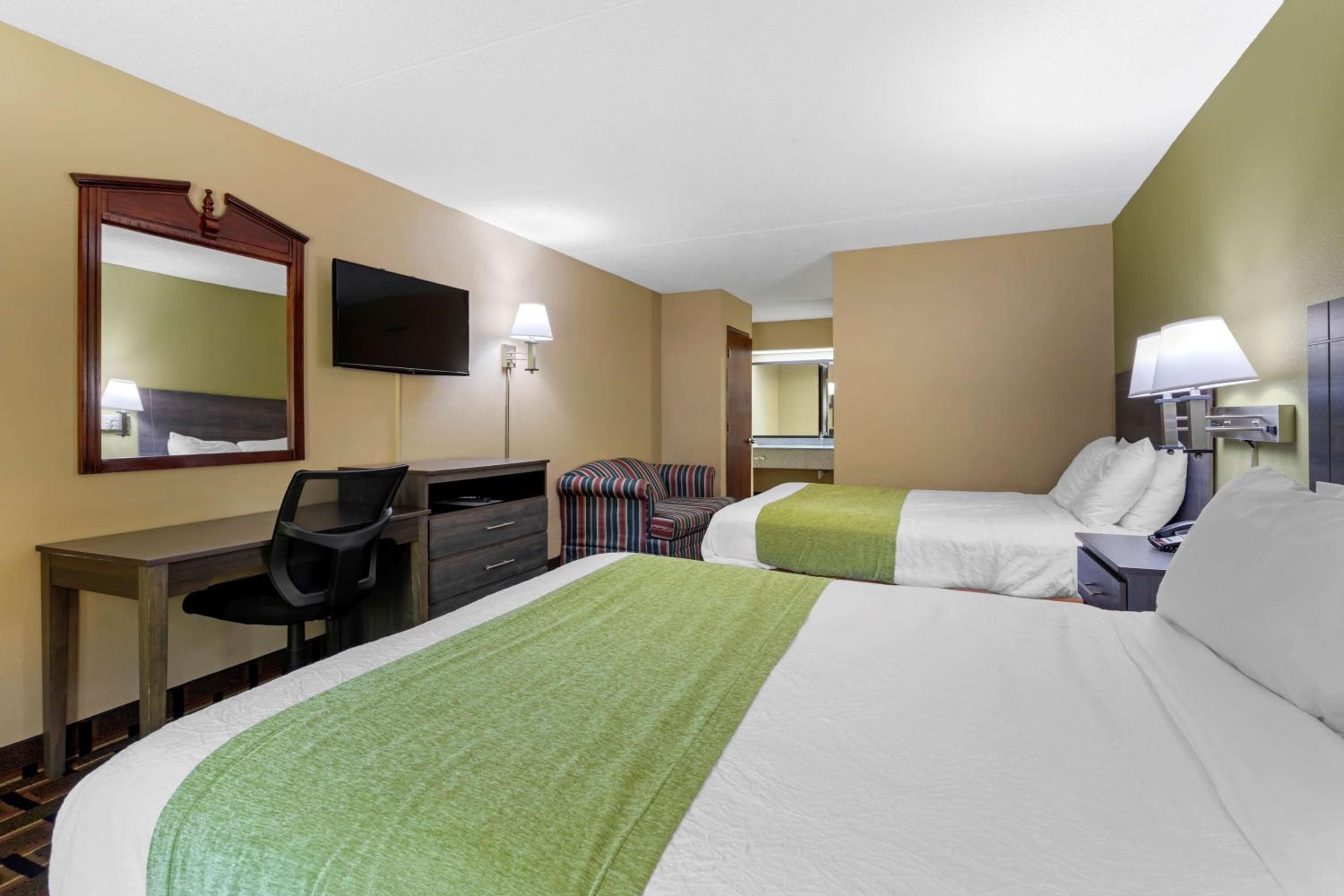 Queen Suite with Two Queen Beds - Non-Smoking - Photo 3