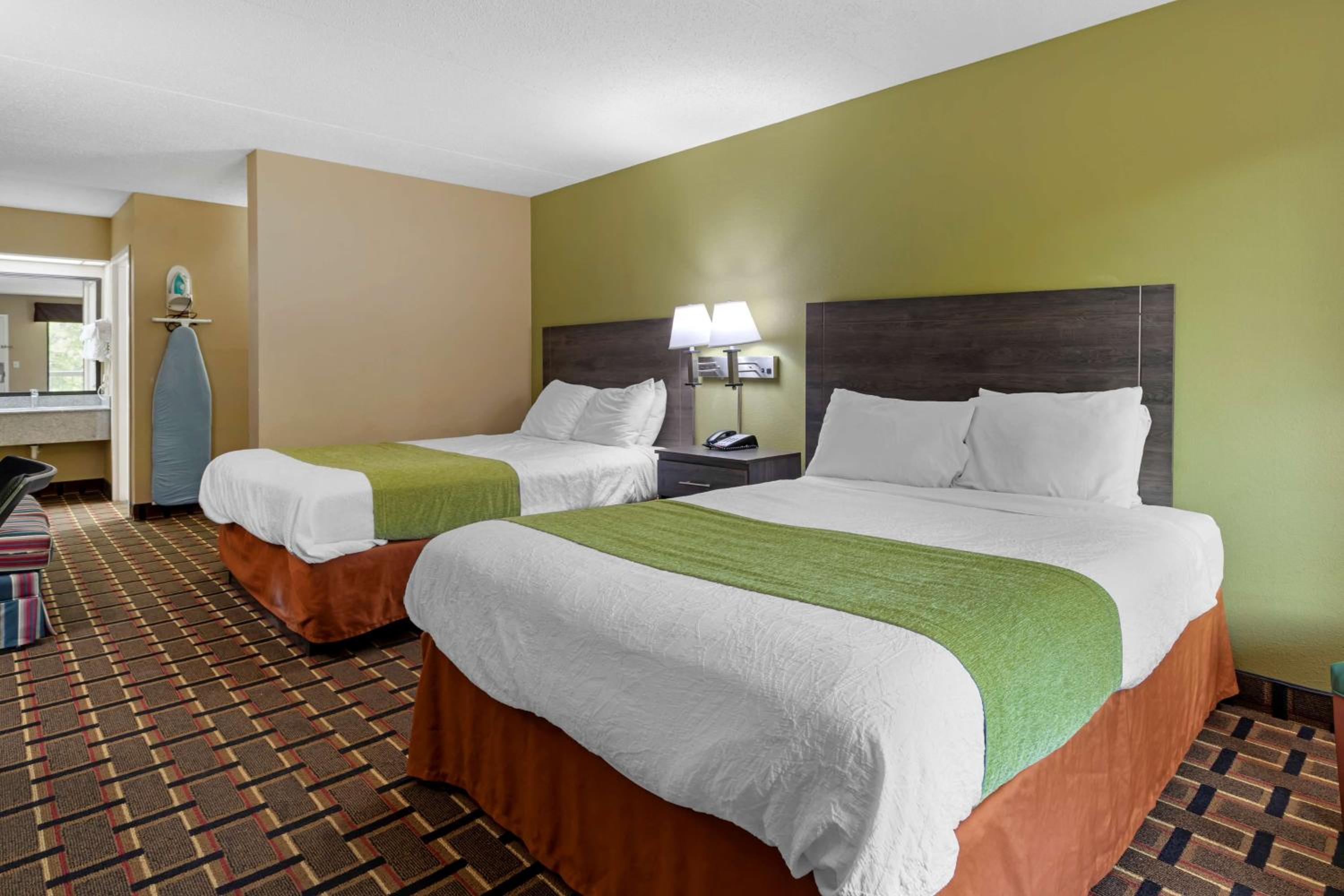 Queen Suite with Two Queen Beds - Non-Smoking - Photo 1