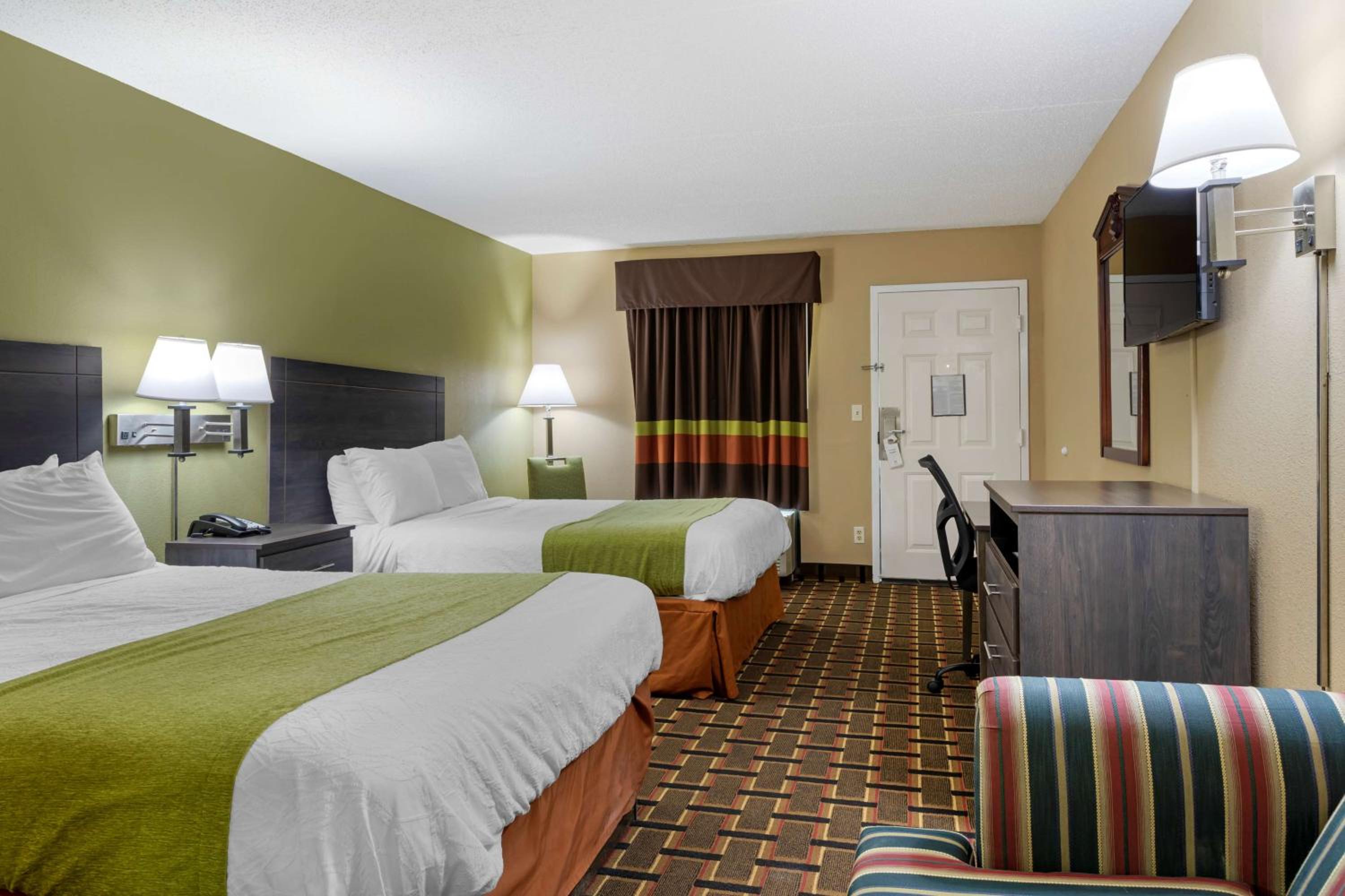 Queen Suite with Two Queen Beds - Non-Smoking - Photo 2
