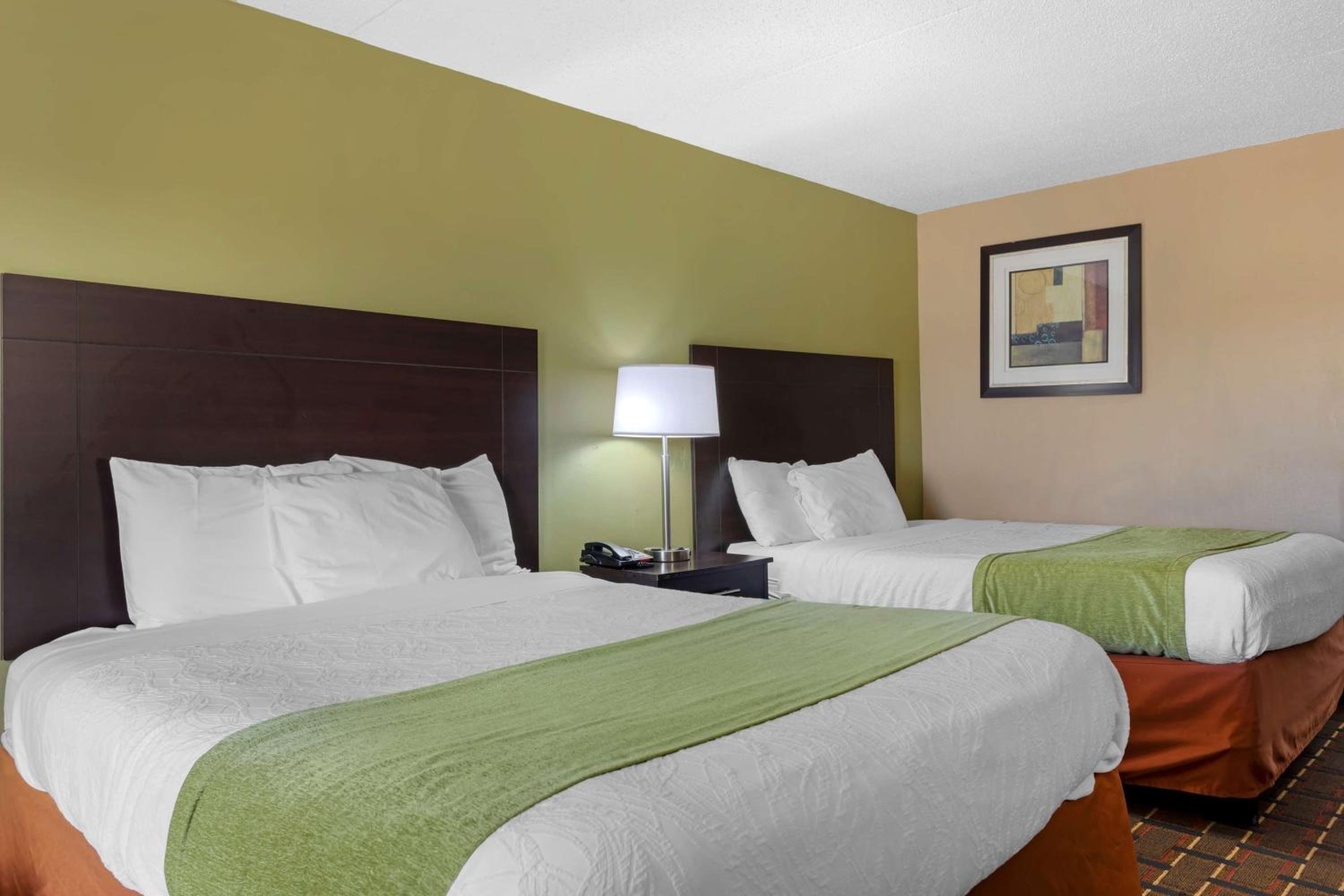 Queen Room with Two Queen Beds - Smoking - Photo 1