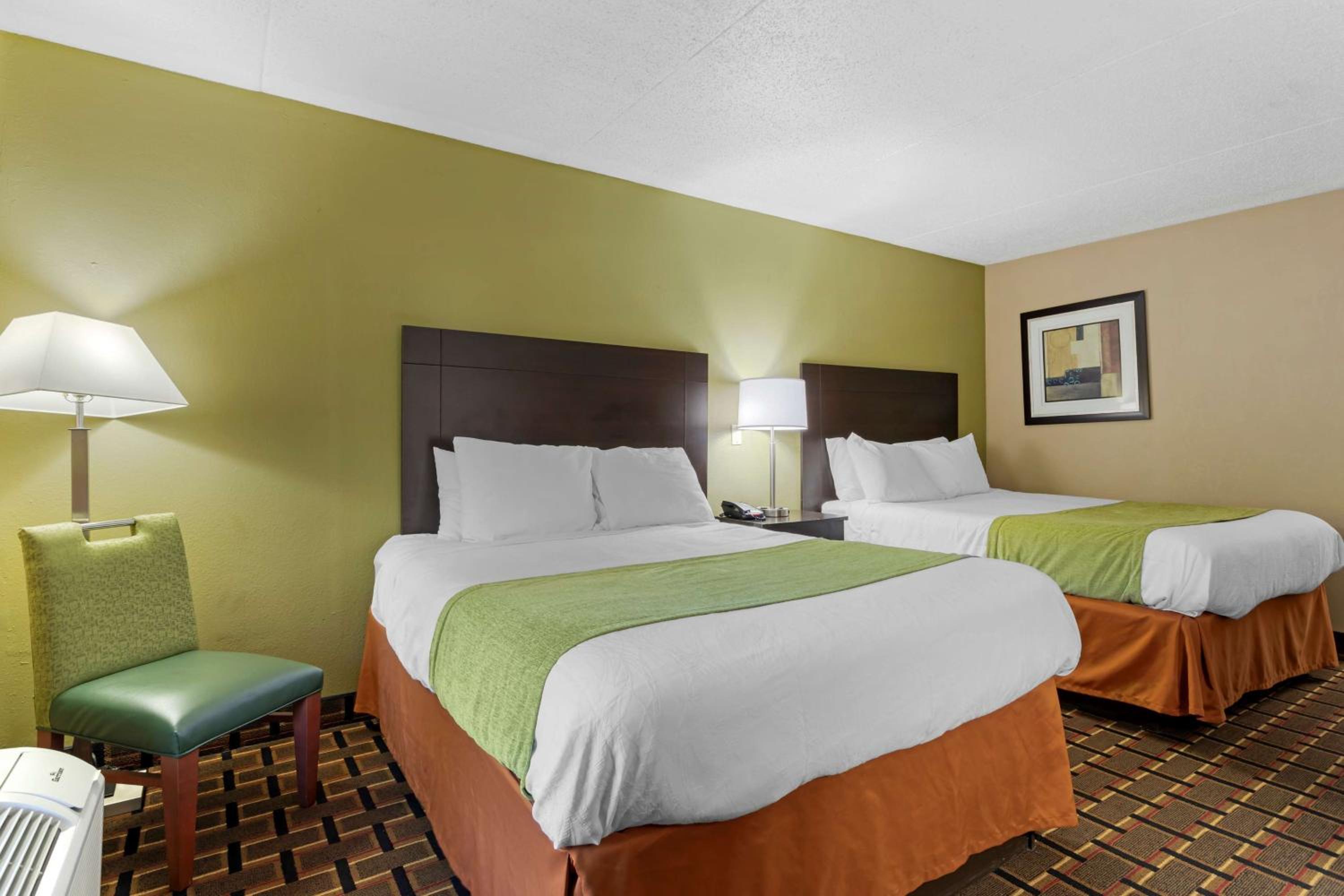Queen Room with Two Queen Beds - Smoking - Photo 4