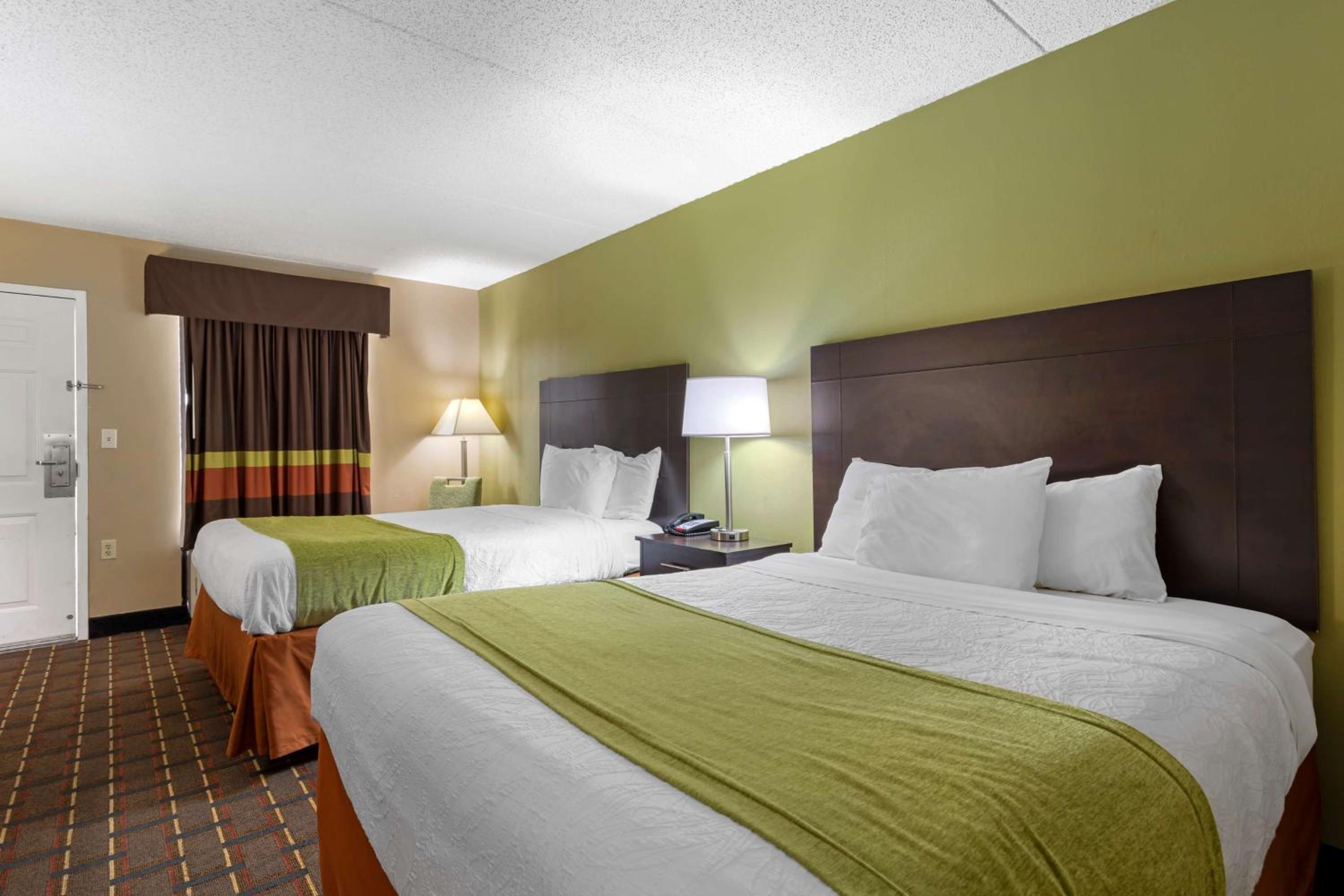 Queen Room with Two Queen Beds - Smoking - Photo 5