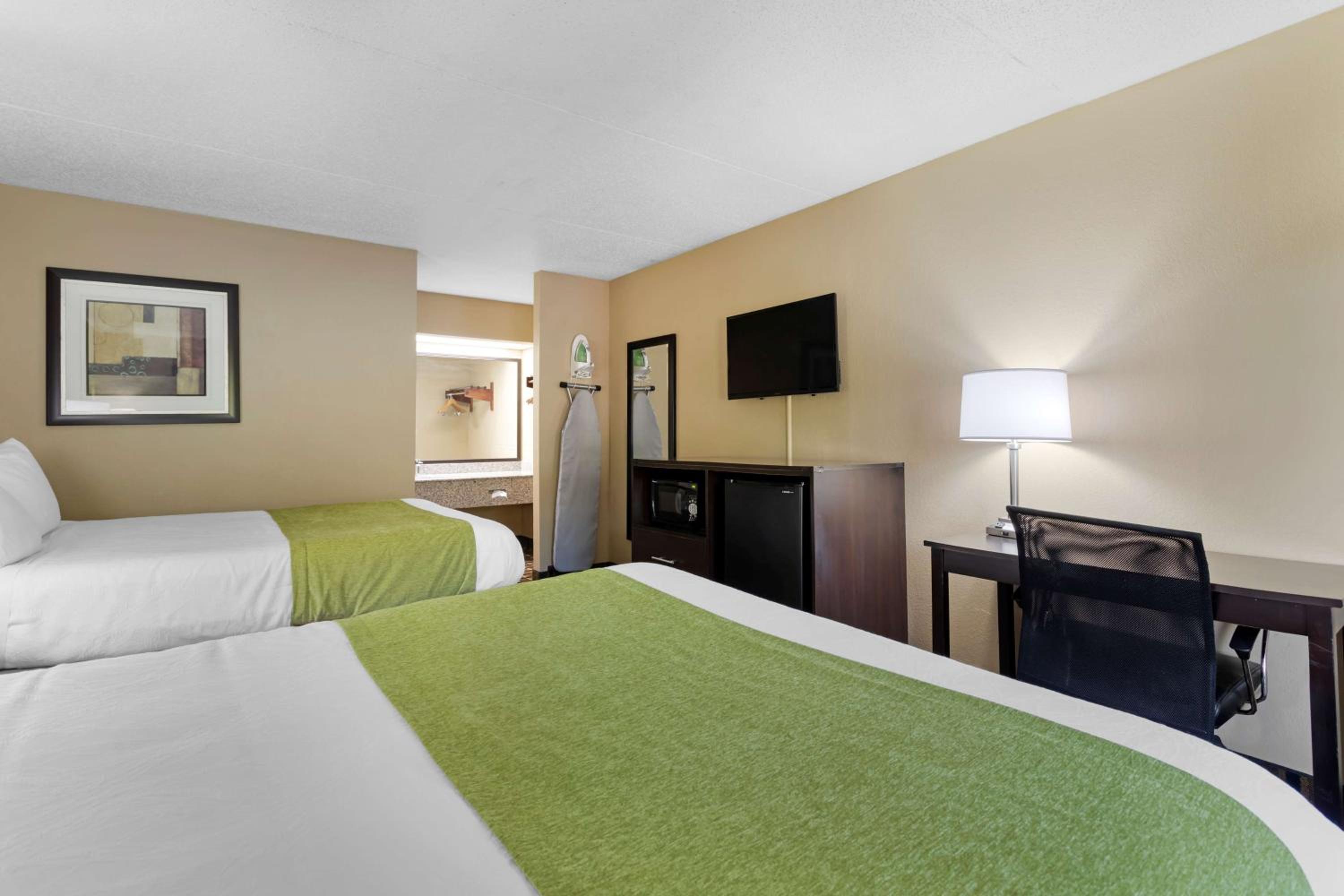 Queen Room with Two Queen Beds - Smoking - Photo 2