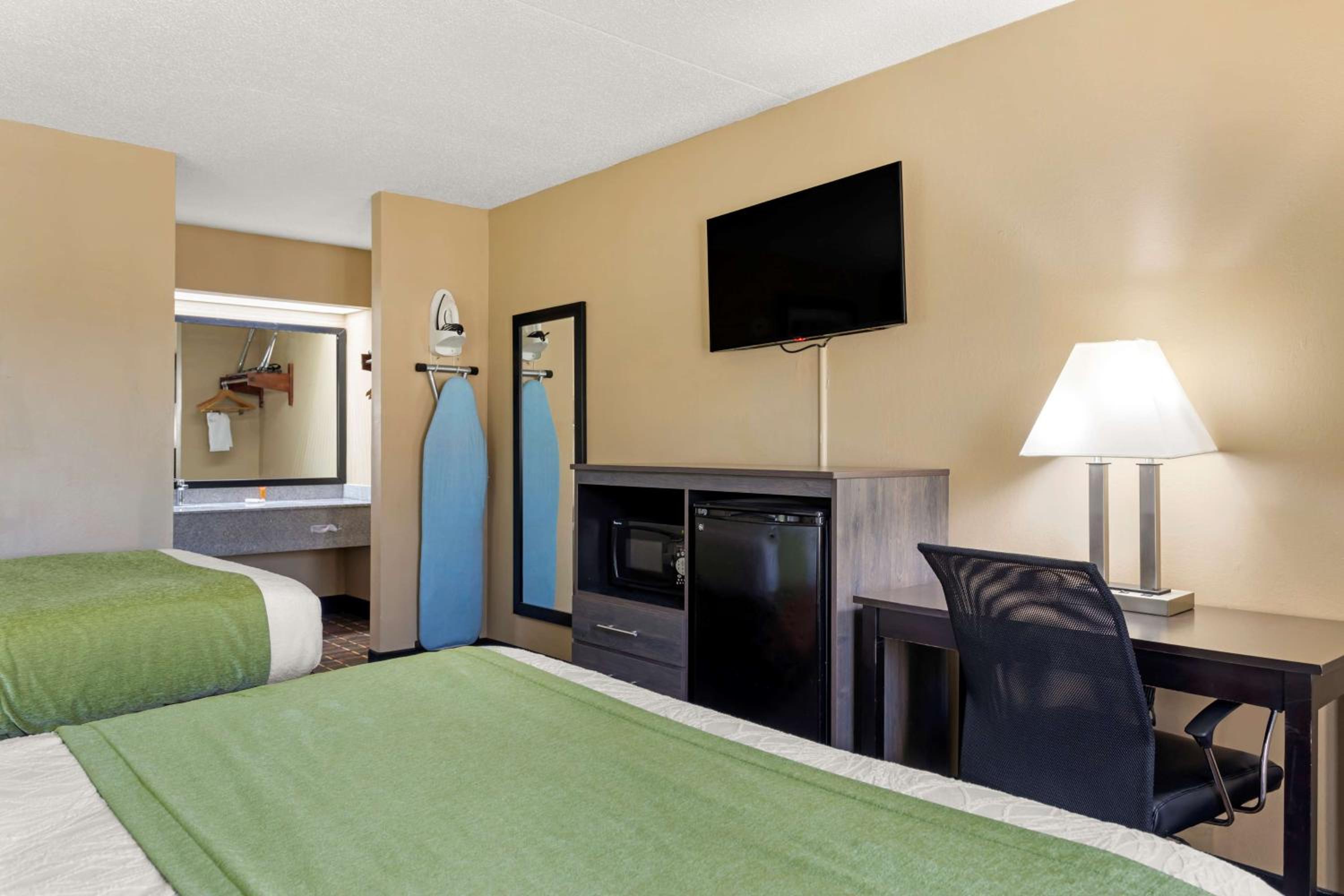 Queen Room with Two Queen Beds - Smoking - Photo 6
