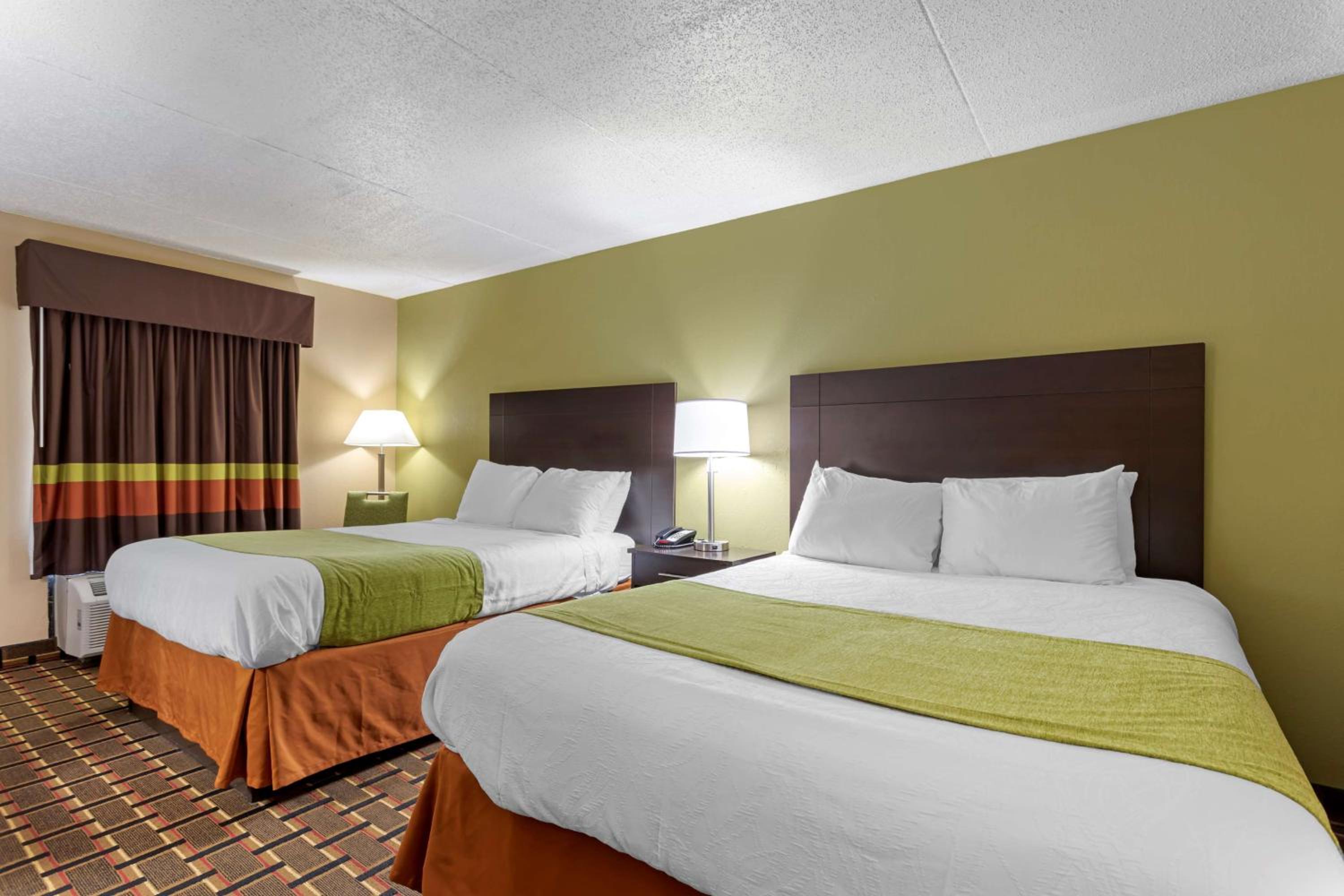 Queen Room with Two Queen Beds - Smoking - Photo 3
