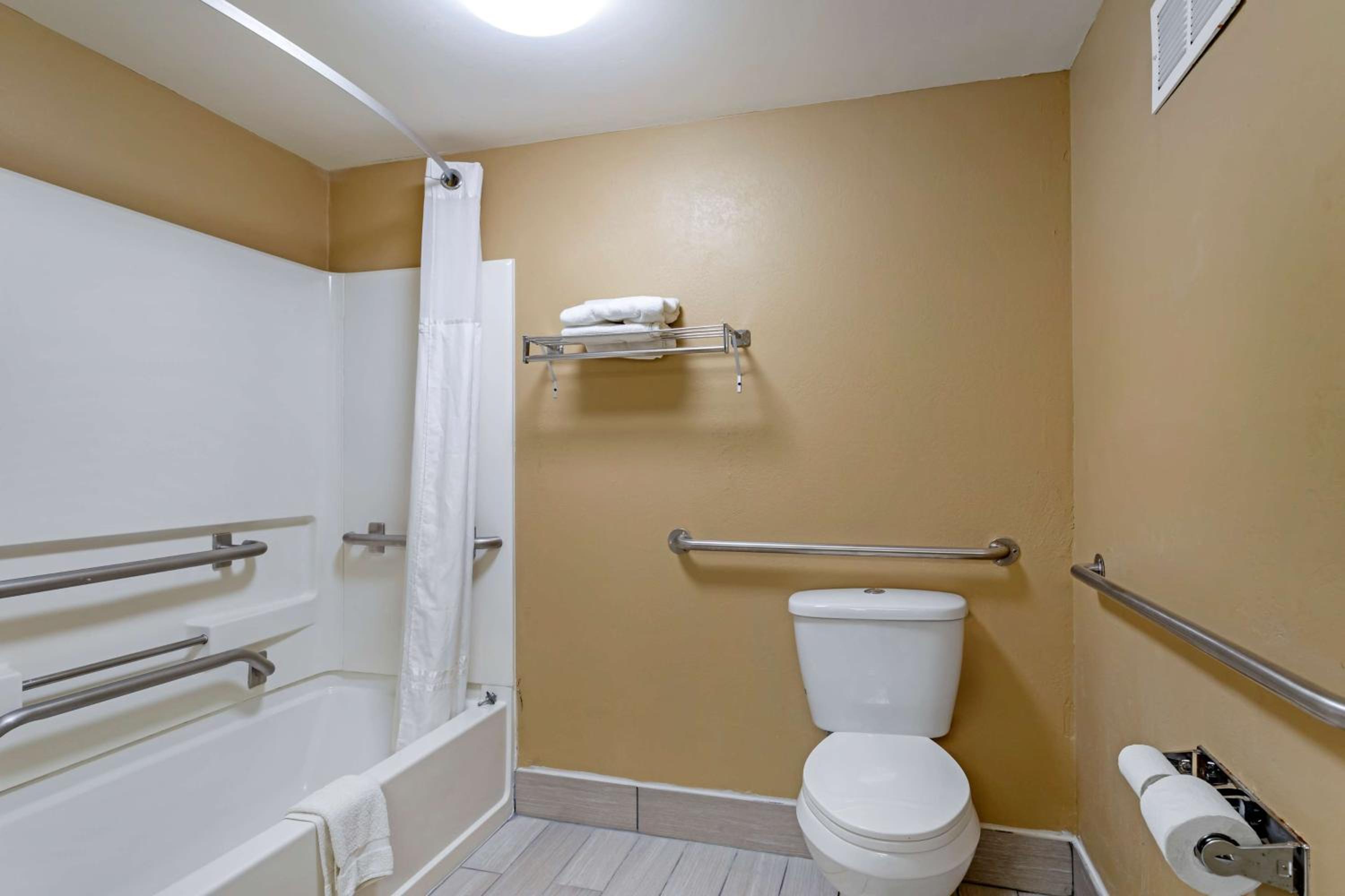 King Room with Mobility Accessible Tub - Non-Smoking - Photo 3