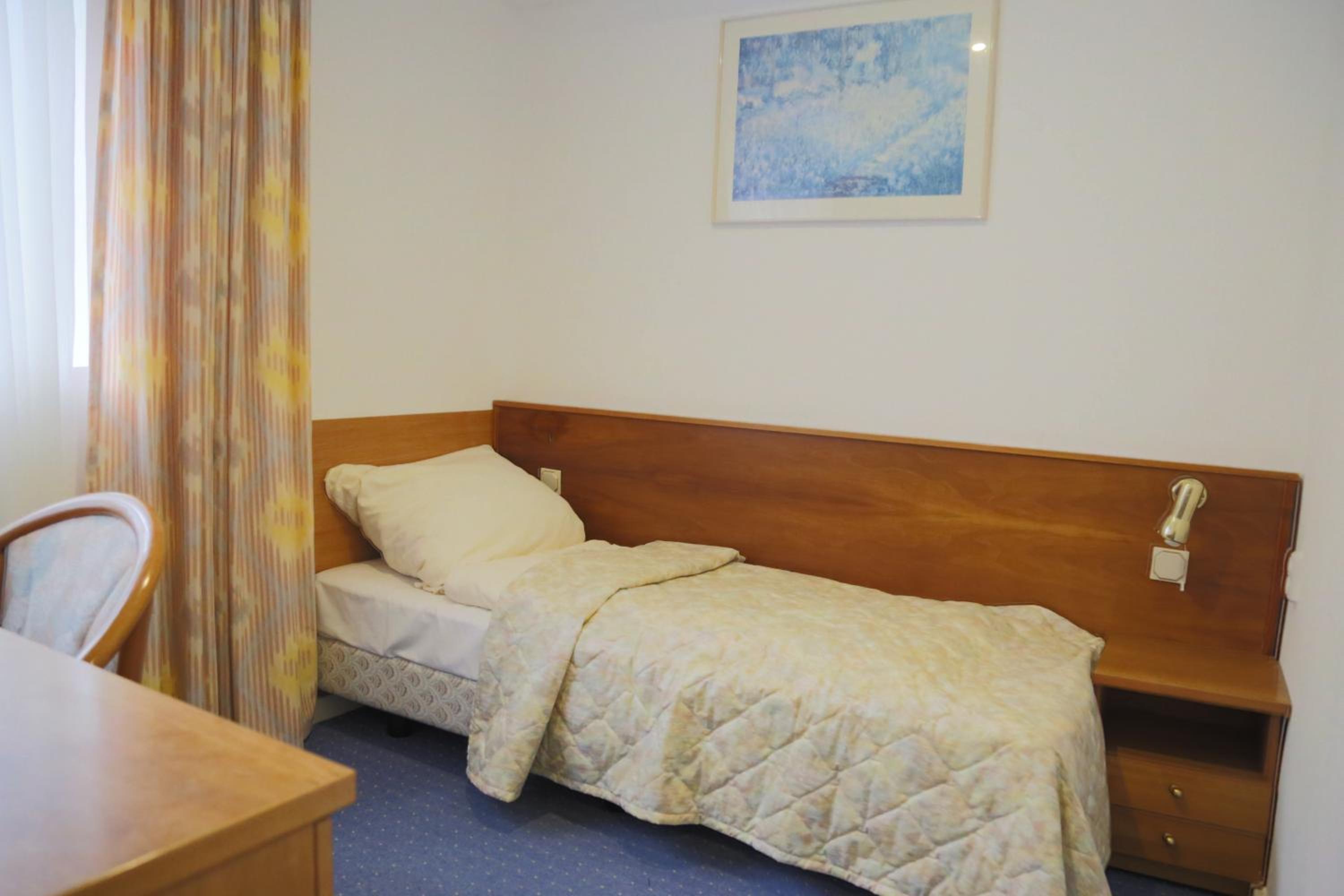 Single Room with Bathroom photo 2