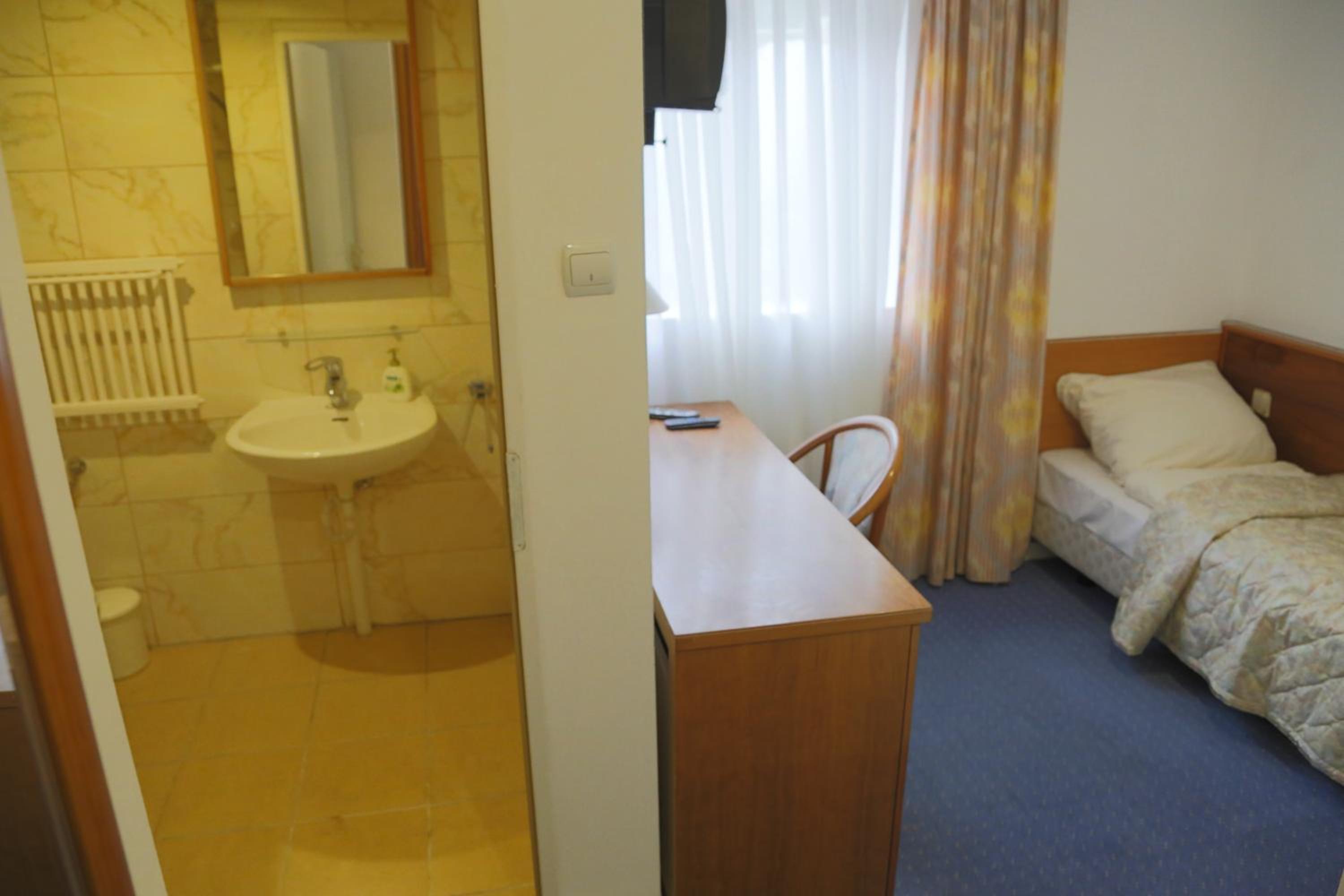 Single Room with Bathroom photo 3