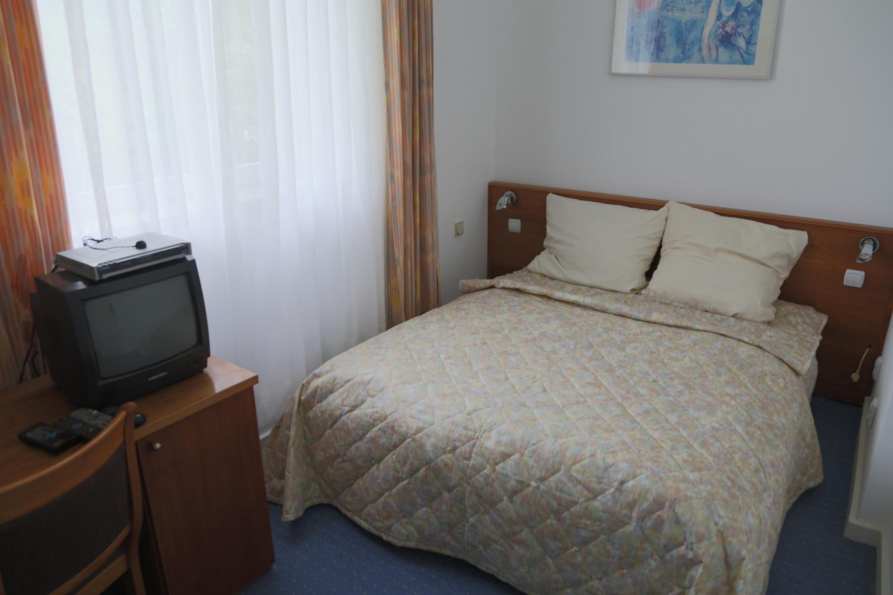 Double Room with Bathroom photo 2